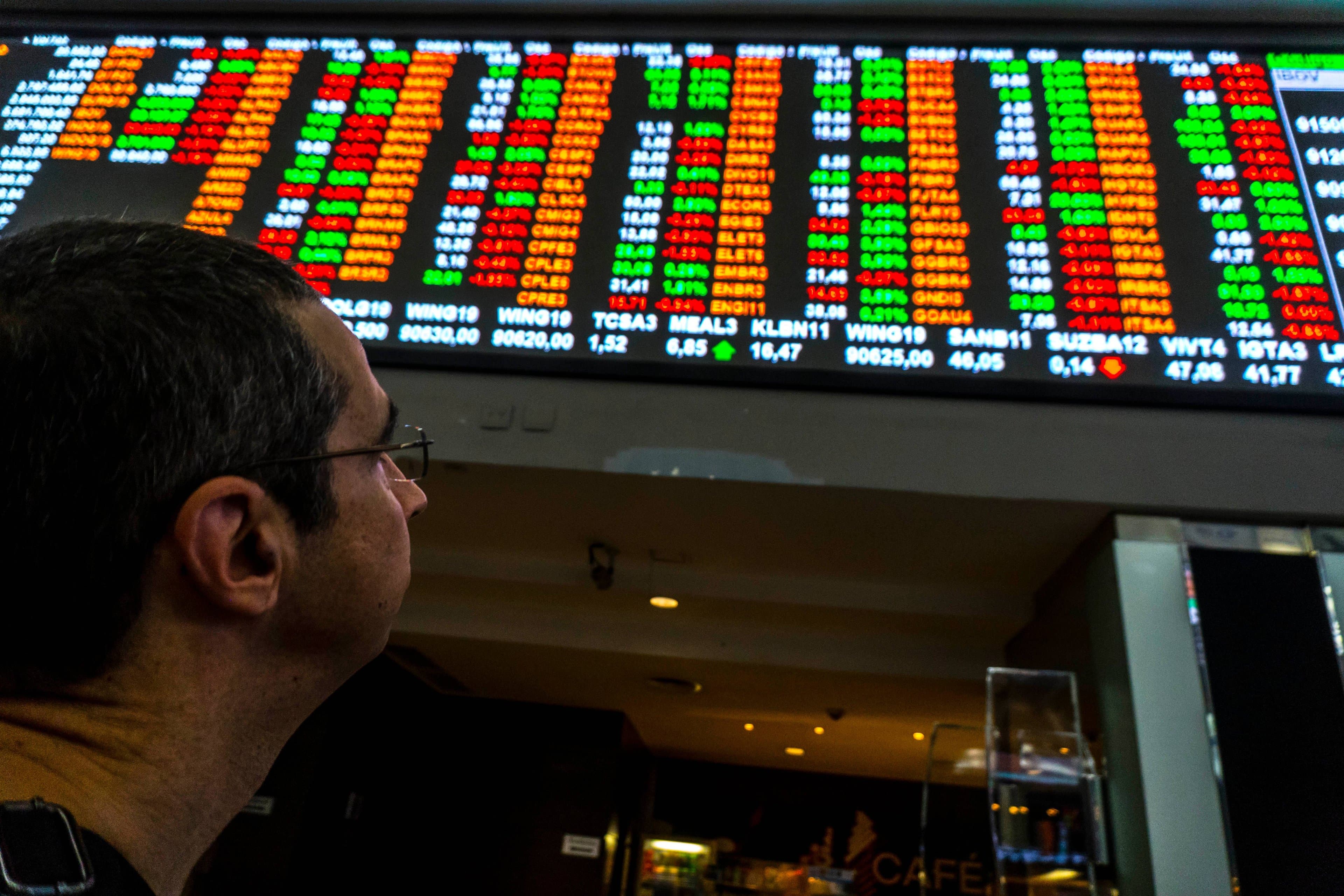 Ibovespa mantém sequência de altas, mas fecha abaixo dos 175 mil pontos; dólar vai a R$ 5,15