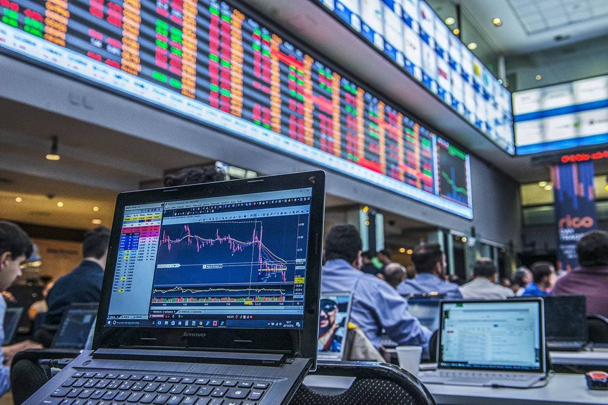 Ibovespa cai com ações de peso, enquanto Nvidia impulsiona tecnologia em Wall Street