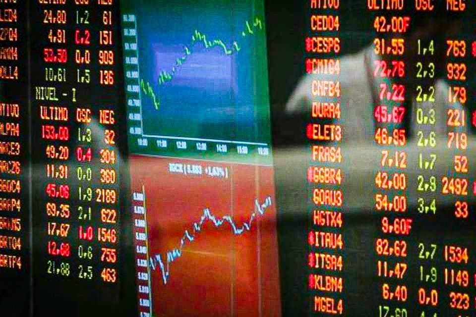 Ibovespa engata 8ª alta seguida e fecha semana com ganho de 2,71%; dólar sobe 1%