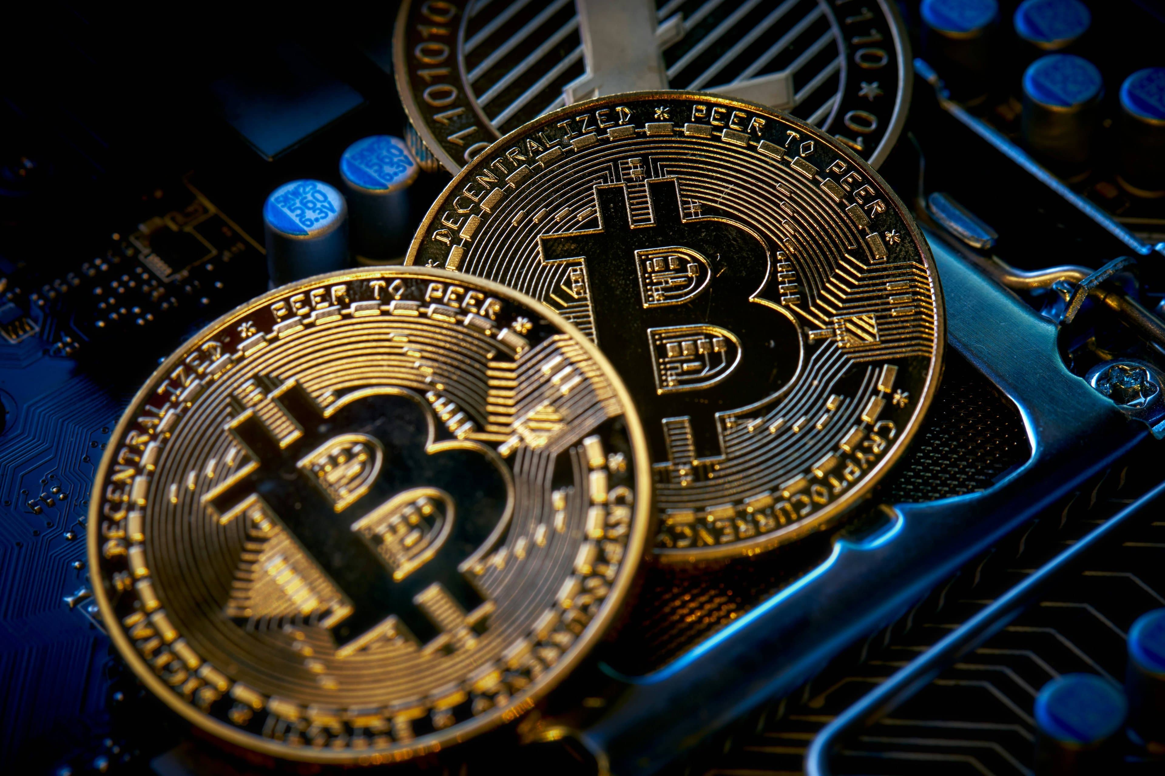 Bitcoin tem nova queda depois de discurso do Fed e vive 'batalha' pelos US$ 78 mil