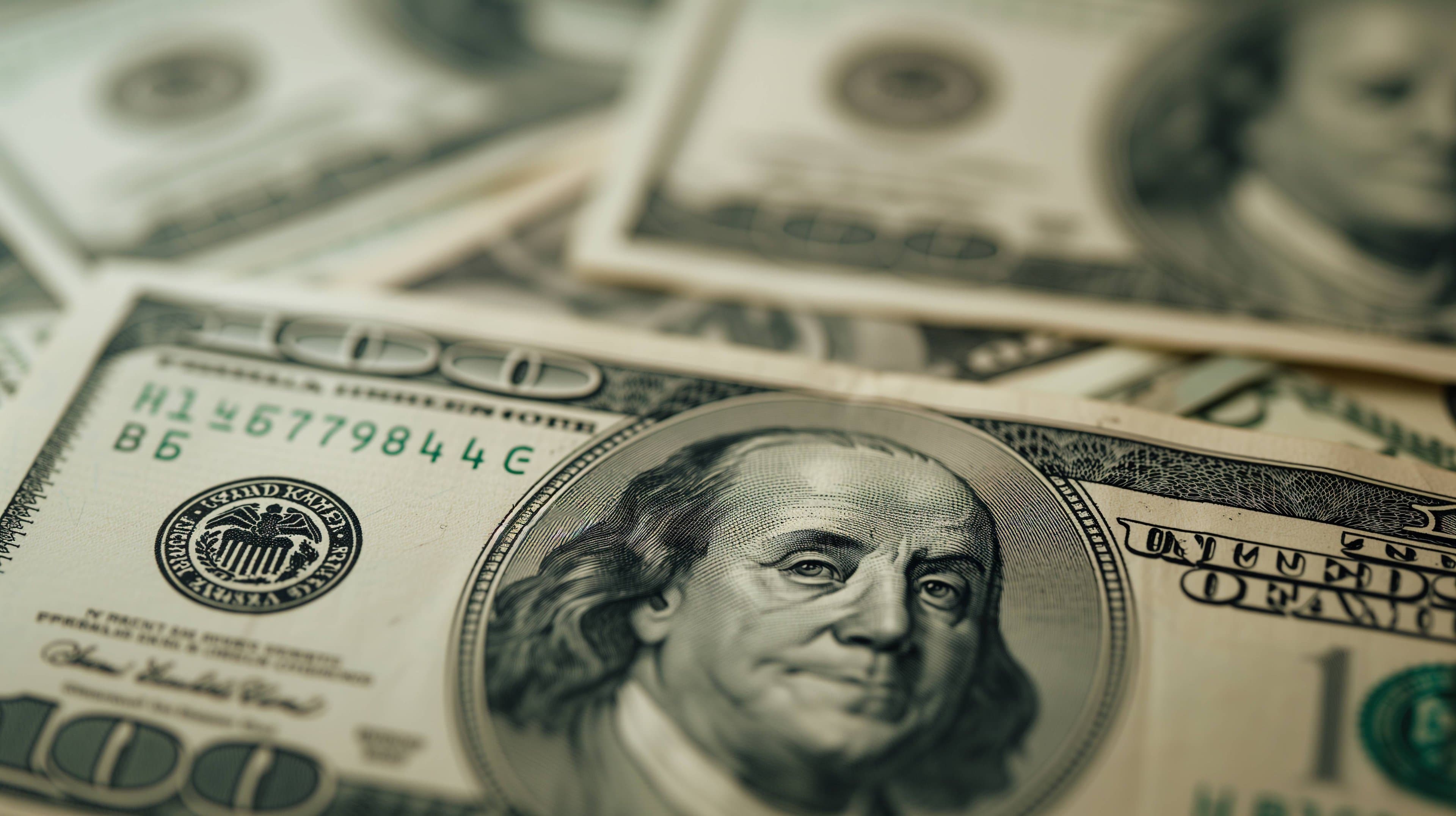 Dólar cai e vai a R$ 5,18, mas fecha agosto em alta de 2,17% frente ao real