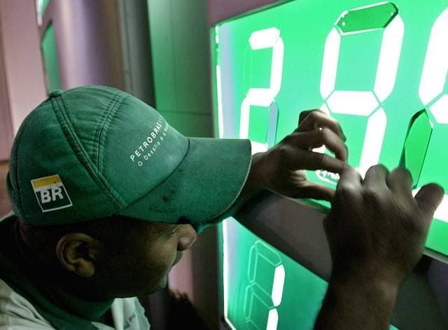 Petrobras reajusta gasolina em R$ 0,19, mas alta é compensada por corte de impostos; entenda