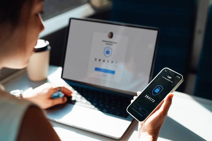 Autenticação de dois fatores: por que app autenticador é mais seguro que SMS?