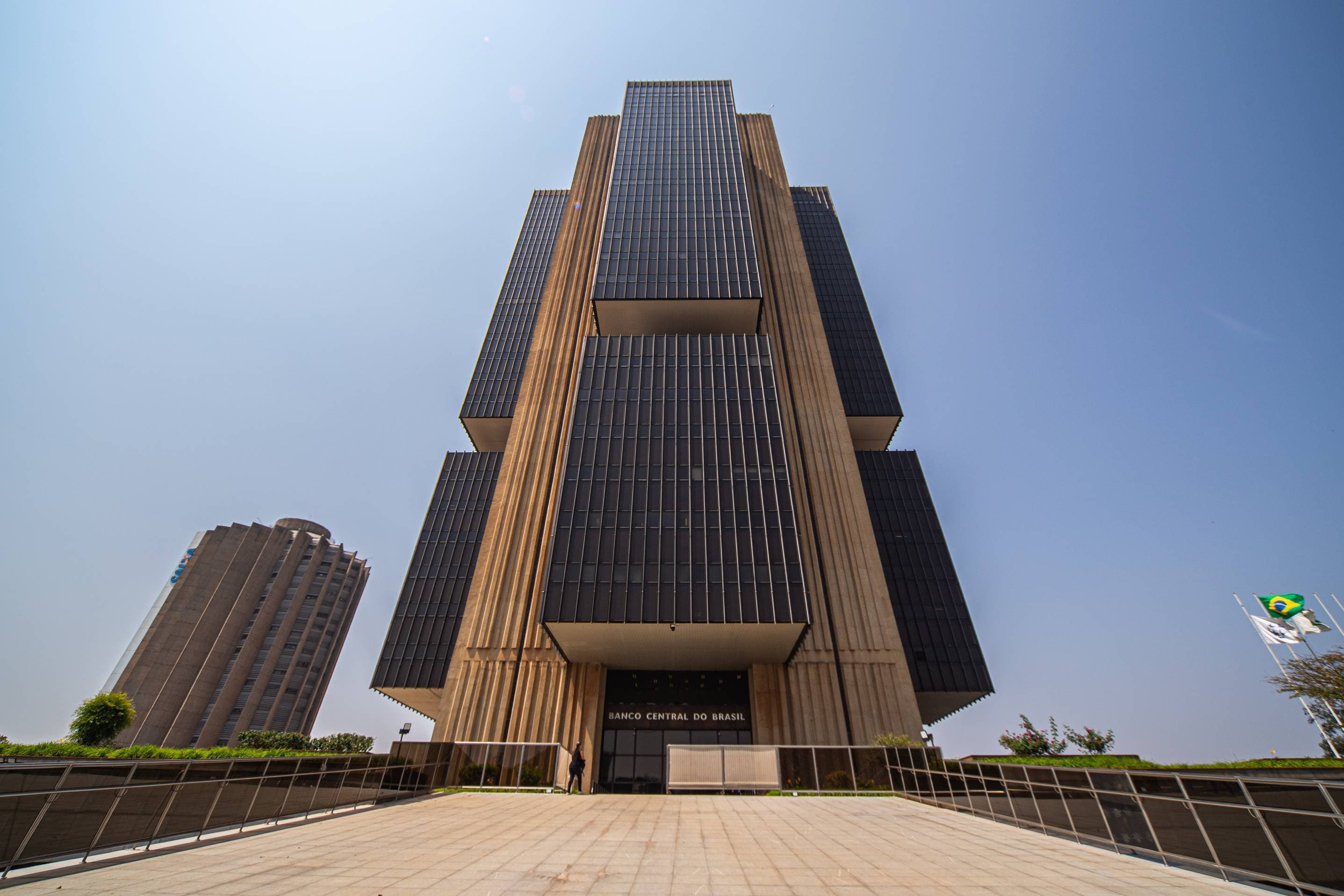 BC corta a Selic pela 5ª vez seguida e taxa de juros no Brasil cai para 13,75%