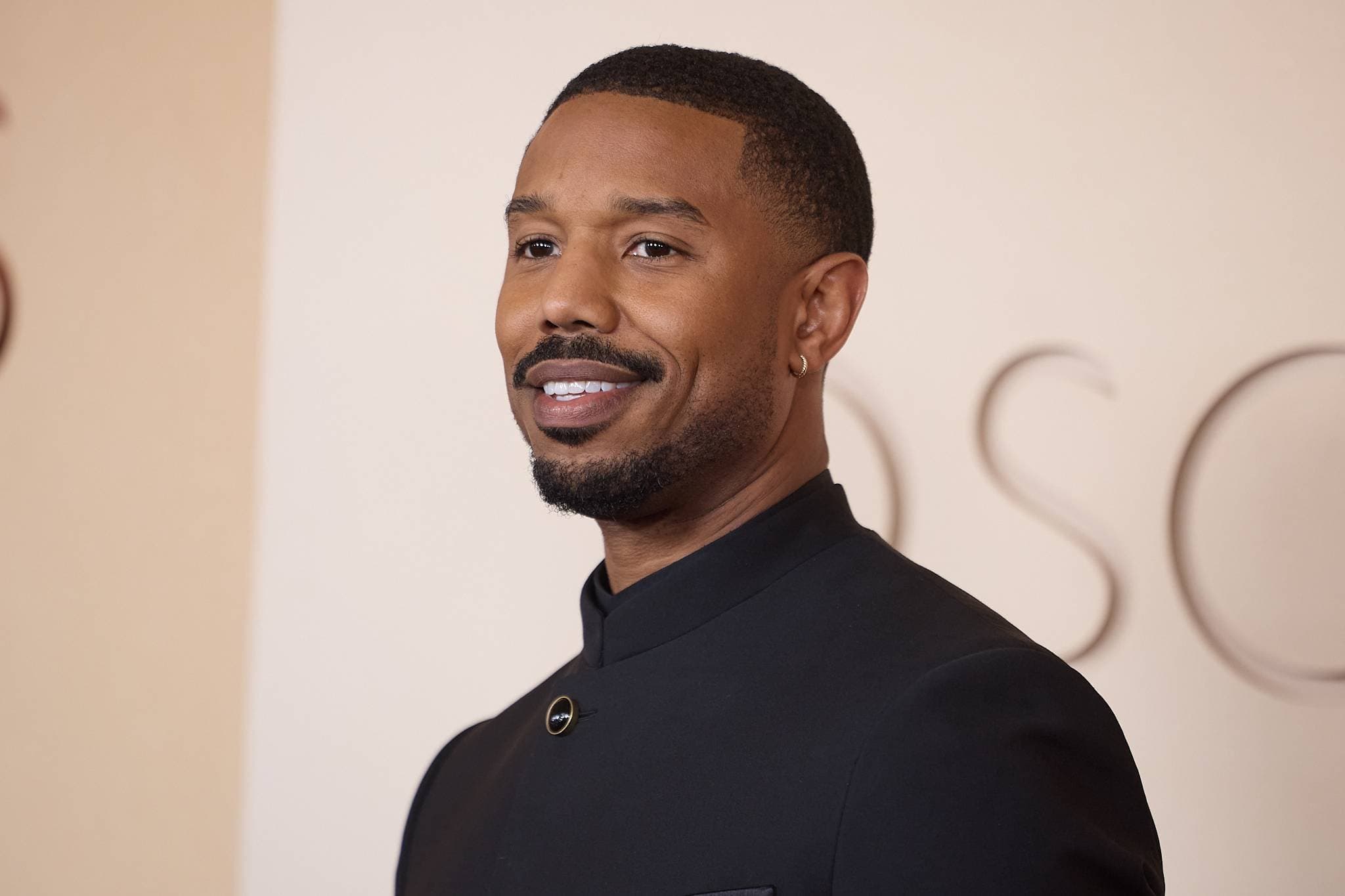 Michael B. Jordan pode perder US$ 2,7 milhões ao vender mansão em Los Angeles