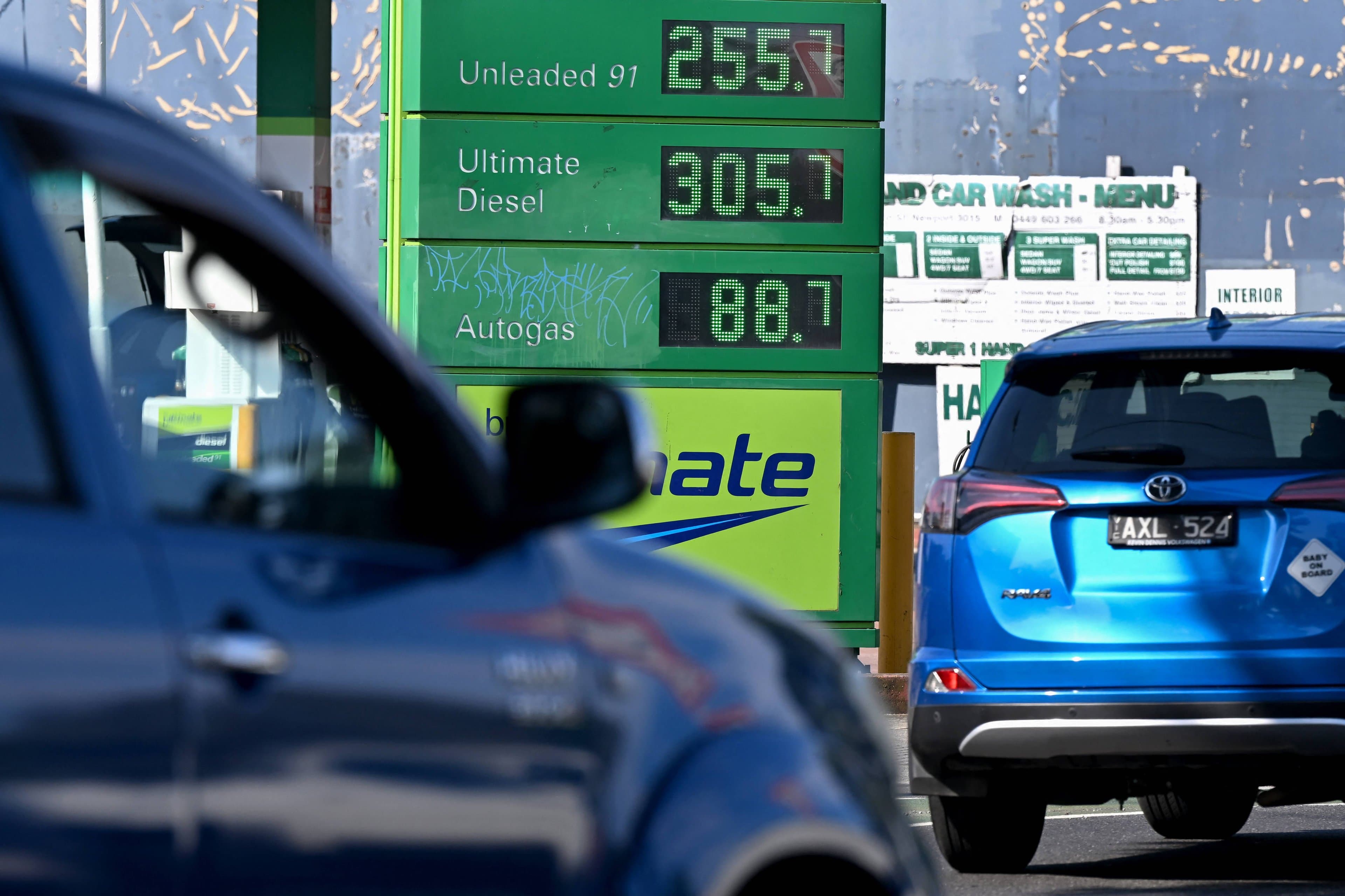 Por que o preço do diesel sobe mais que o do petróleo — e até onde ele vai