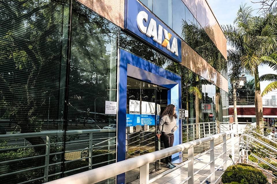Caixa faz leilão de imóveis com desconto de 67% em plena greve: quais são os riscos?