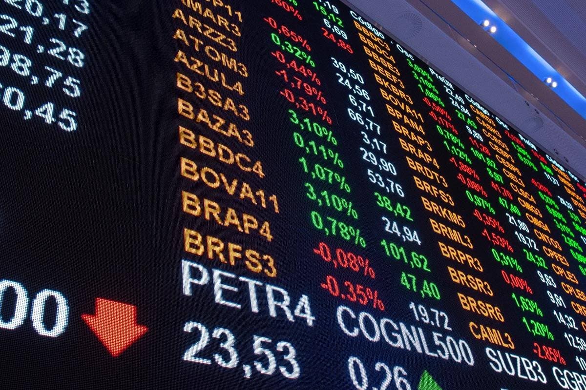 Ibovespa recua pela 3ª sessão e fecha semana em baixa de 1%; dólar vai a R$ 5,18