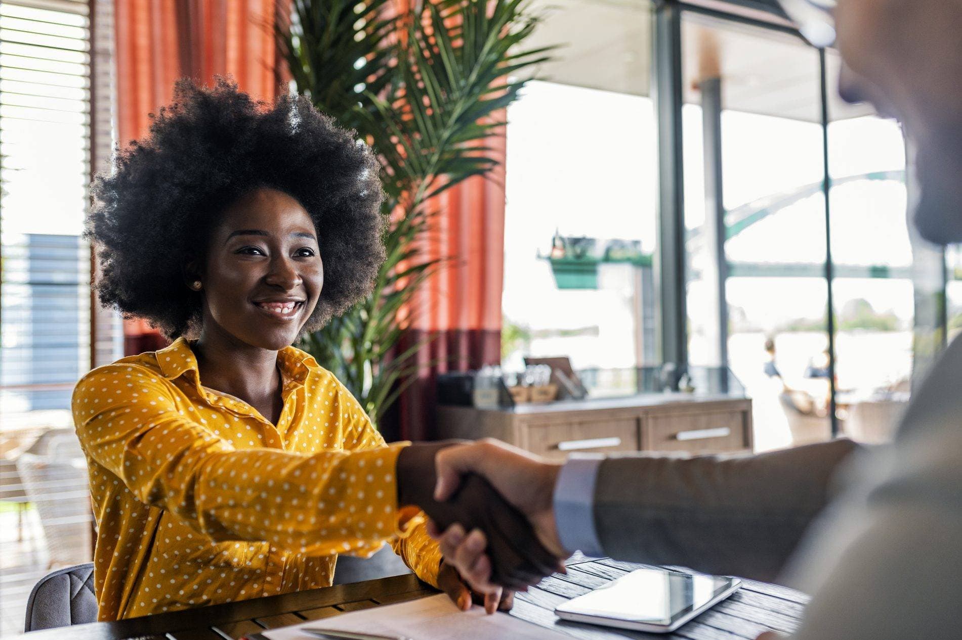 Vai fazer entrevista de emprego? Troque a frase: 'foi um trabalho em equipe' por essa regra simples