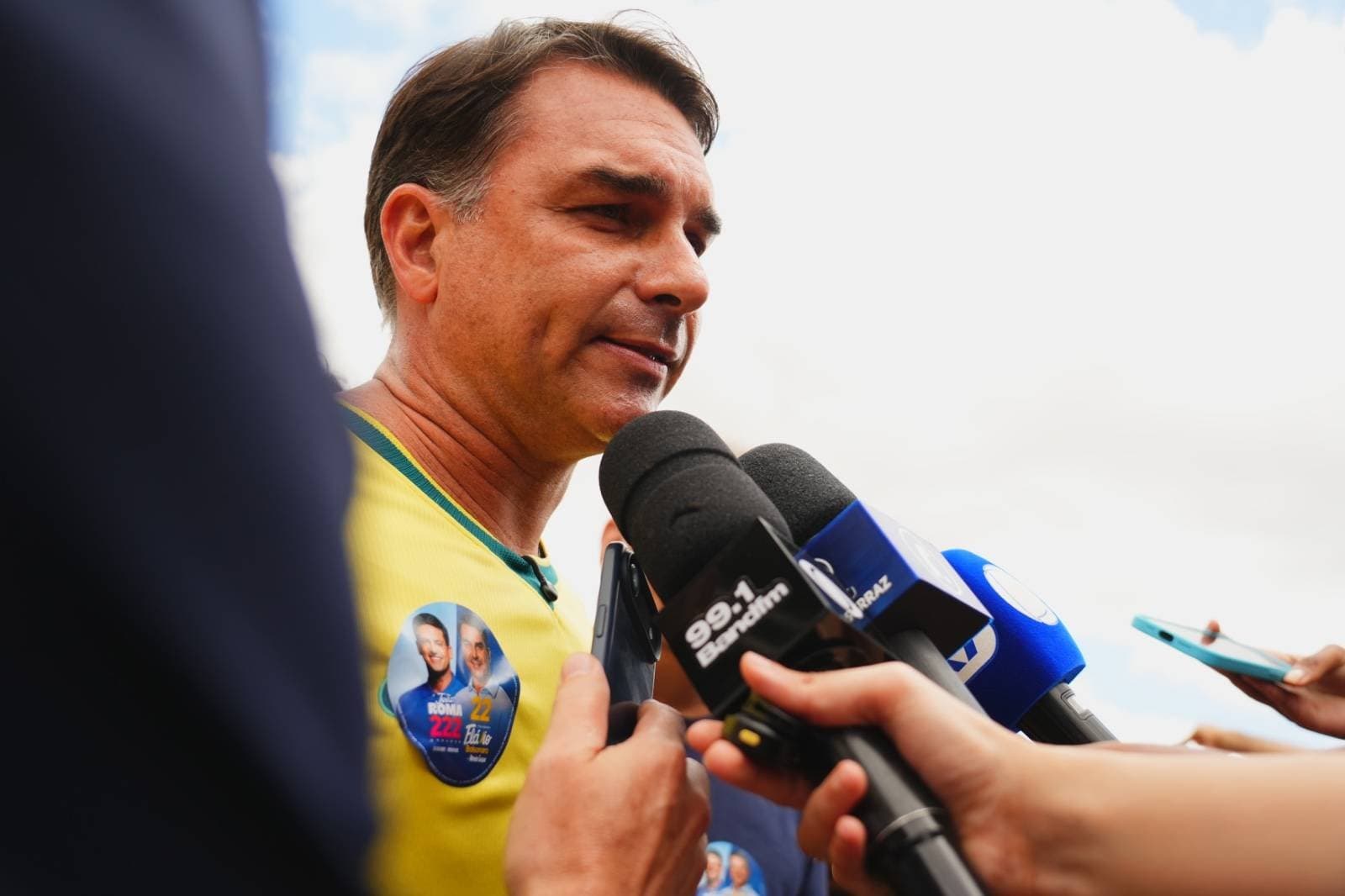Flávio Bolsonaro confirma participação em debates contra Lula no 2º turno