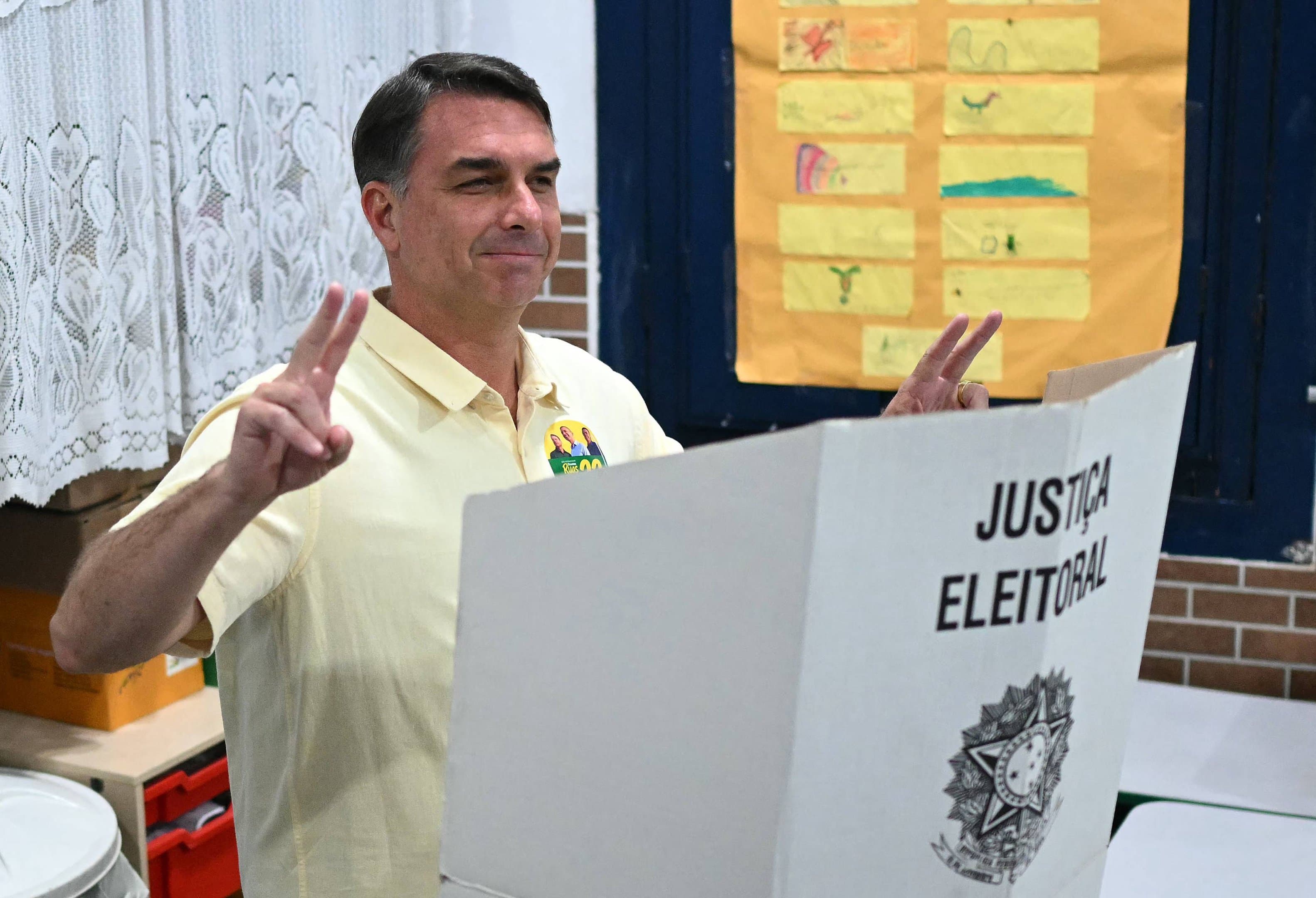 Flávio Bolsonaro nega relação com site que promete dar criptomoedas a quem apoiá-lo