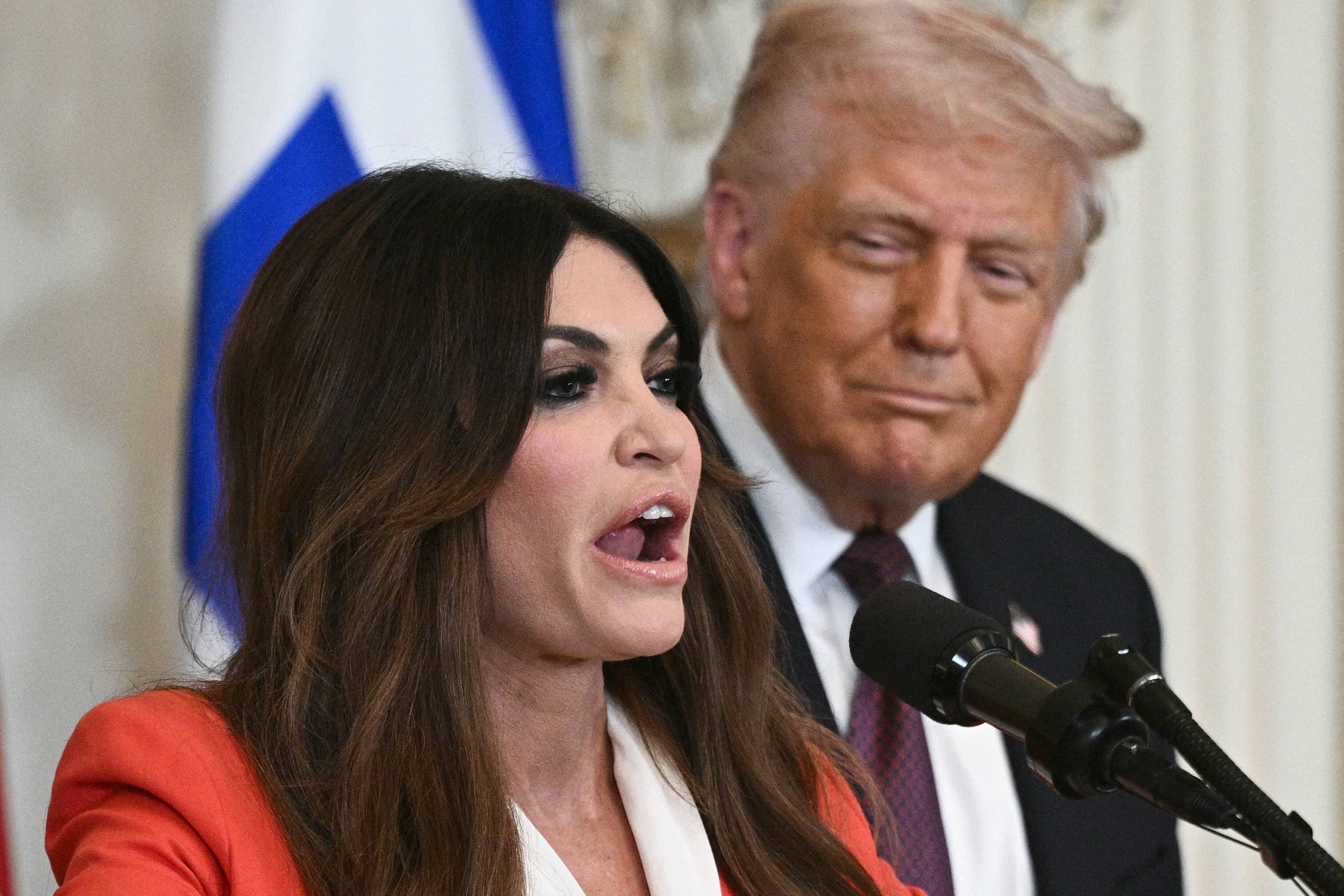 Quem é a embaixadora demitida por Trump e que foi noiva do filho do presidente?