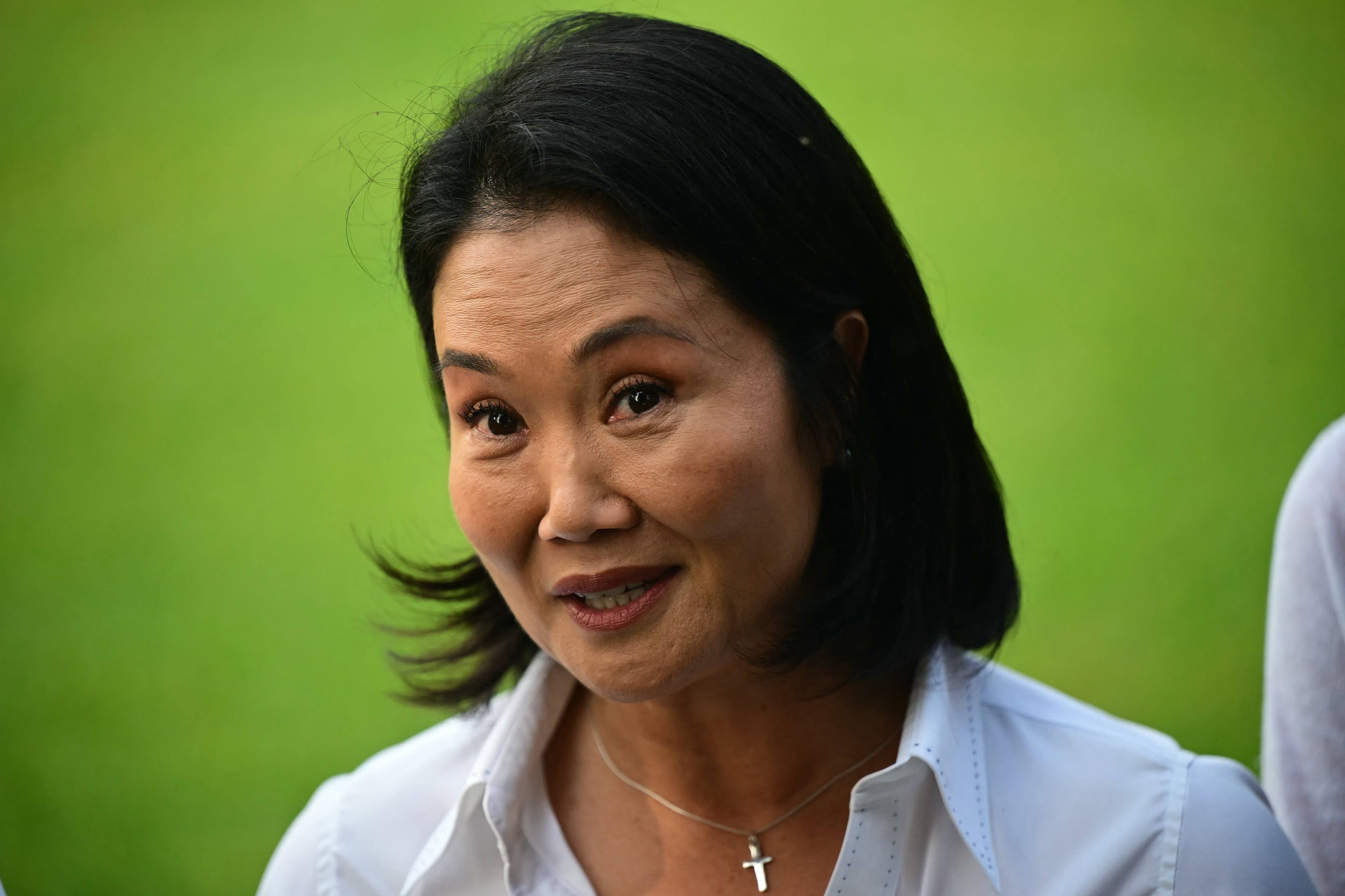 Fujimori quer proibir maquiagem, esmalte e cabelo tingido em escolas no Peru