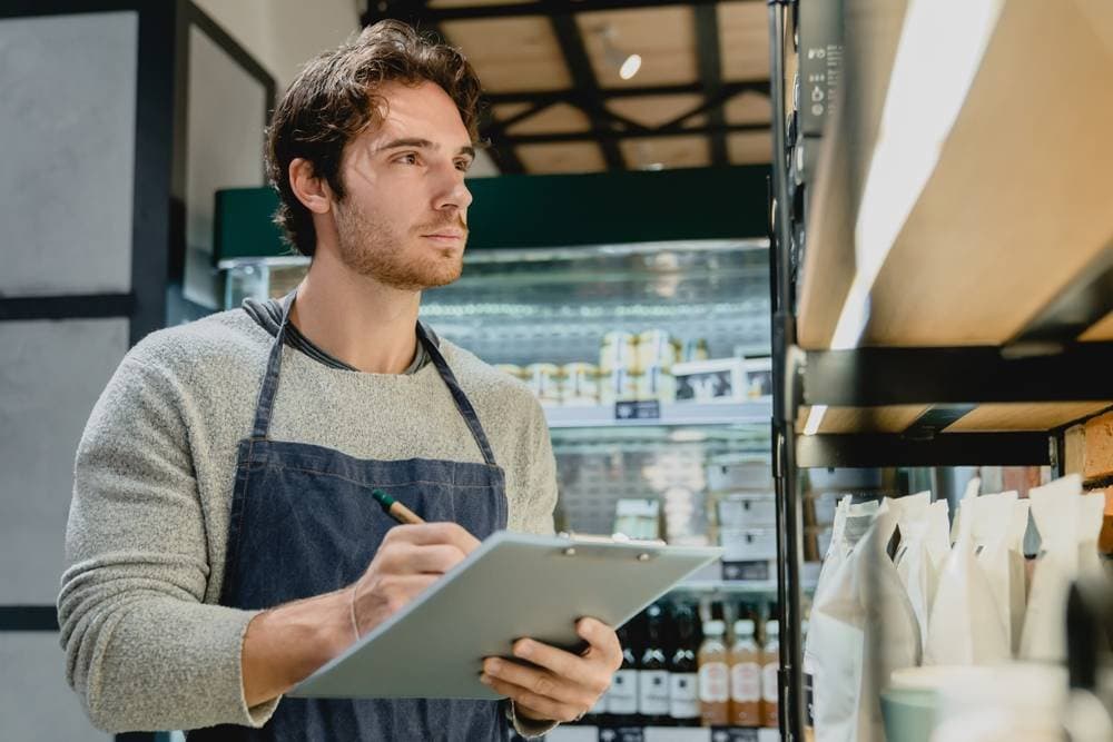 Contratar mais funcionários ou pagar hora extra? A conta para se adaptar ao fim da escala 6x1