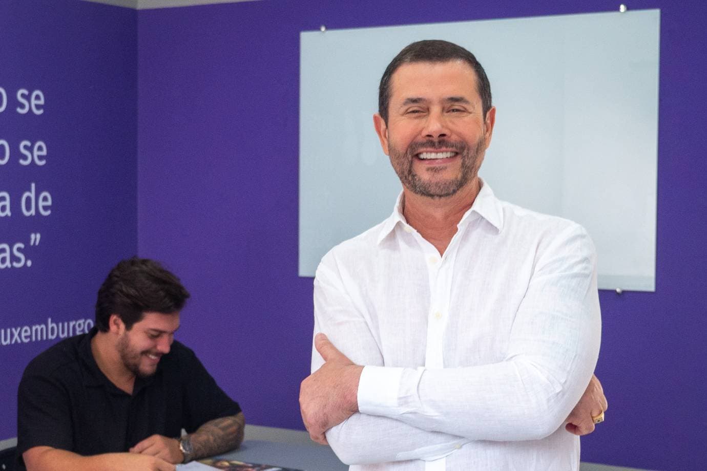 Ele faliu 3 vezes. Hoje, comanda uma rede de idiomas de R$ 1,2 bi e aposta no futebol