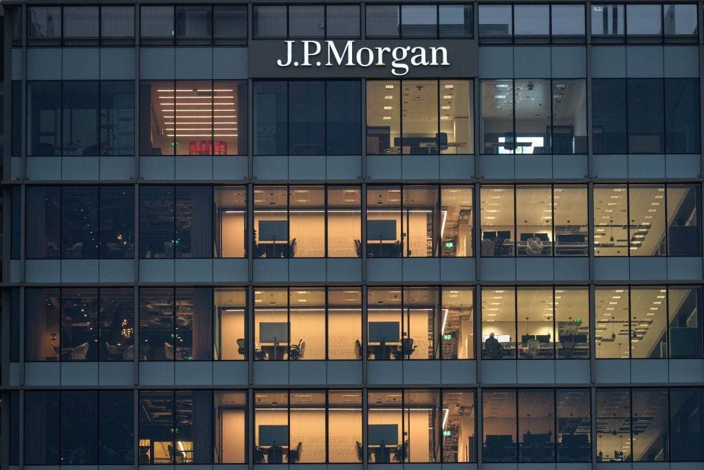 JPMorgan prevê que bitcoin vai render mais que ações e ouro, mas ainda evita o ativo