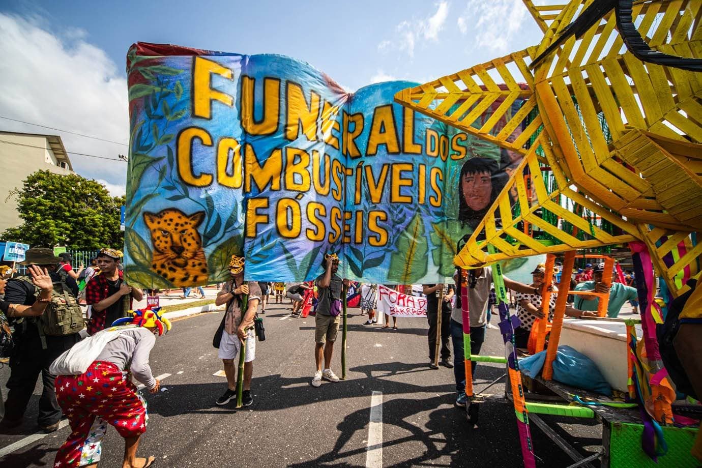 Às vésperas da COP31, países cortam em até 80% financiamento público a combustíveis fósseis