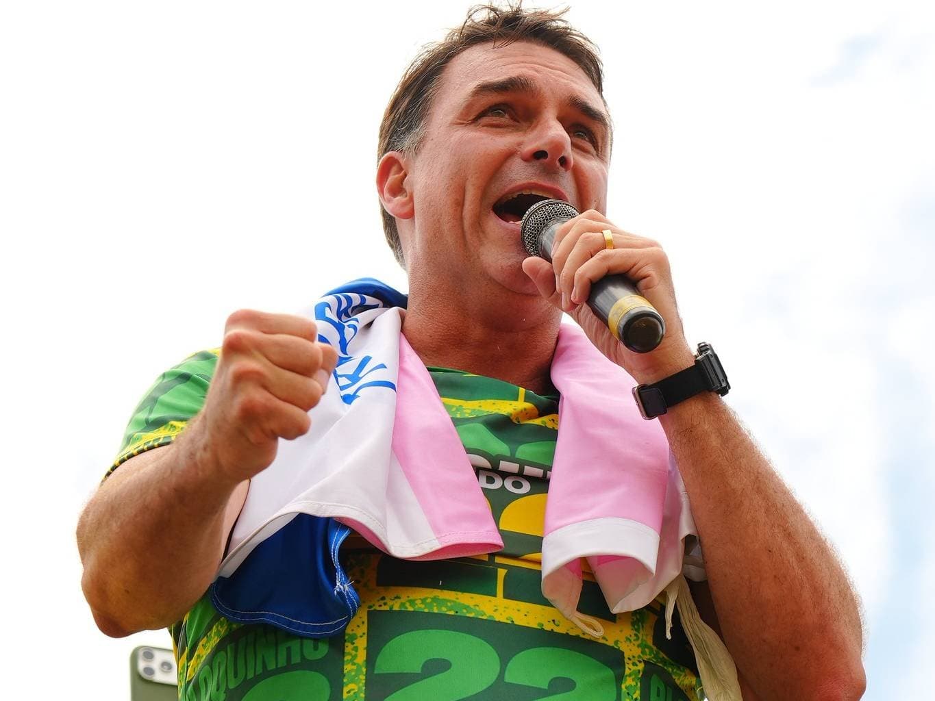 Entenda como Flávio Bolsonaro poderia entrar nos EUA com passaportes cancelados