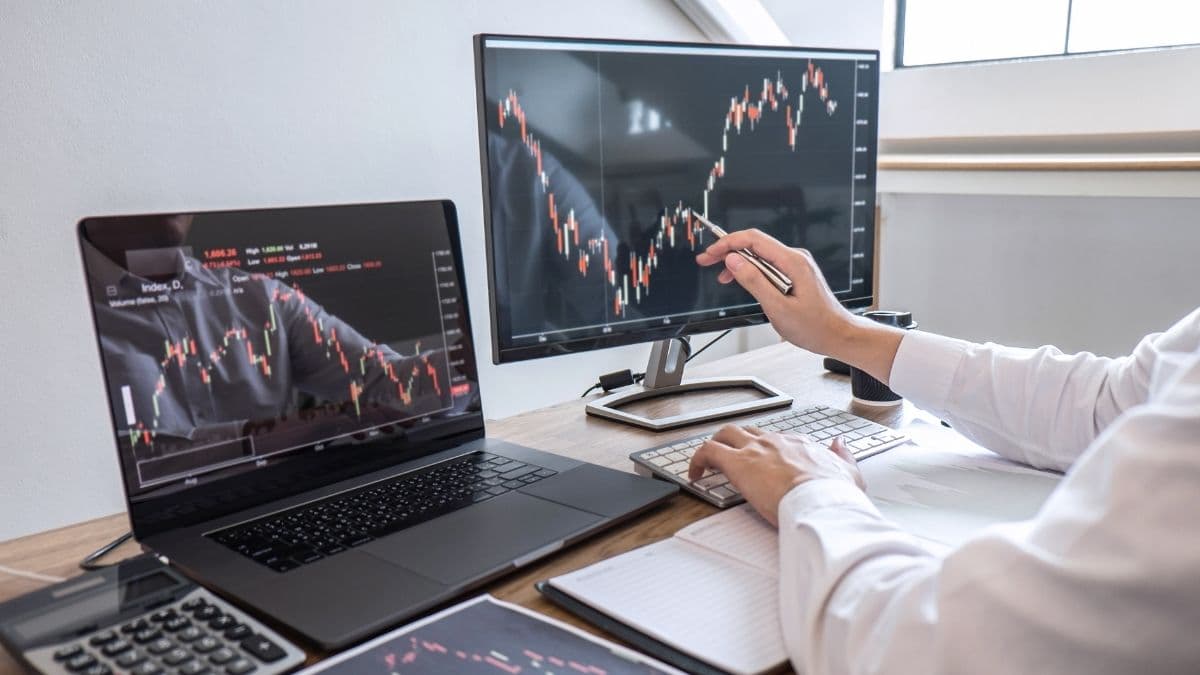Day trade: Compre B3 (B3SA3) e venda Marcopolo (POMO4) para ganhar até 1,47% hoje (27), segundo a Ágora