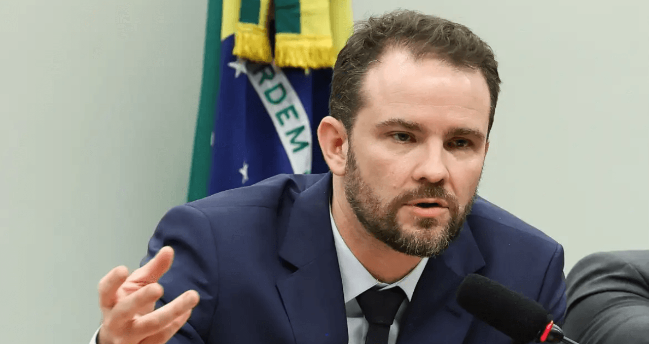 Governo brasileiro está preocupado com eventuais novas tarifas dos EUA, diz Durigan