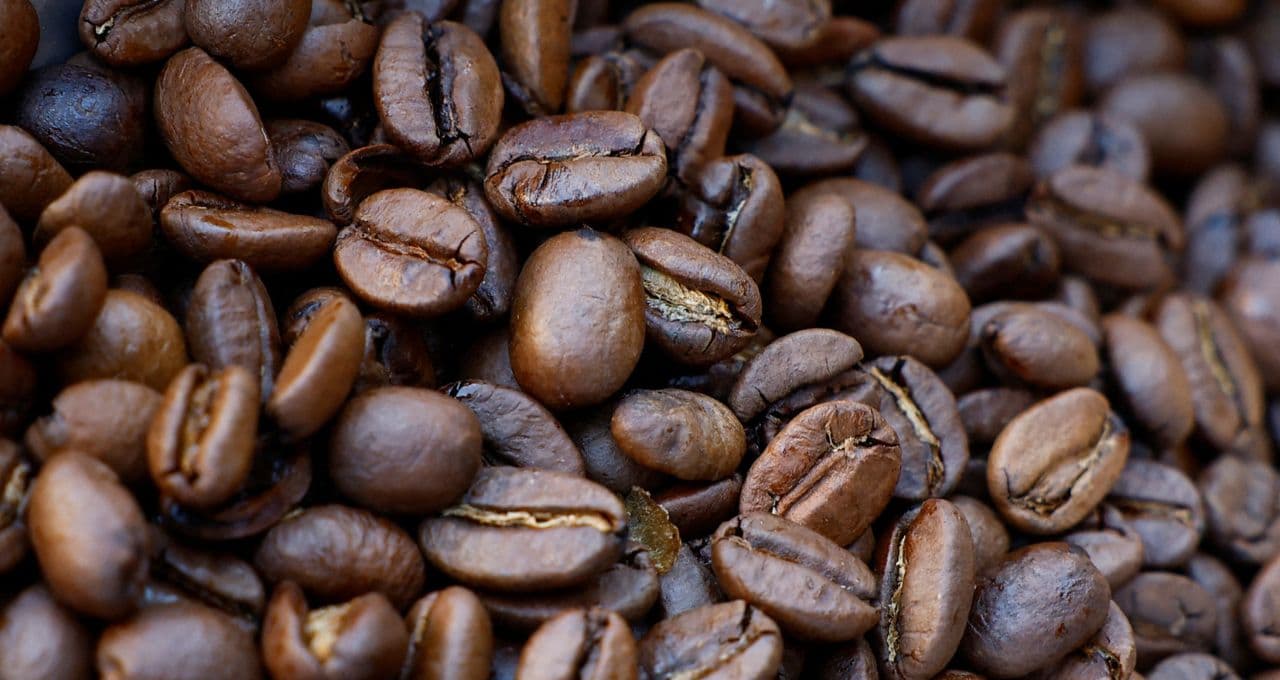 Café arábica atinge mínima em um ano e meio na ICE; açúcar sobe