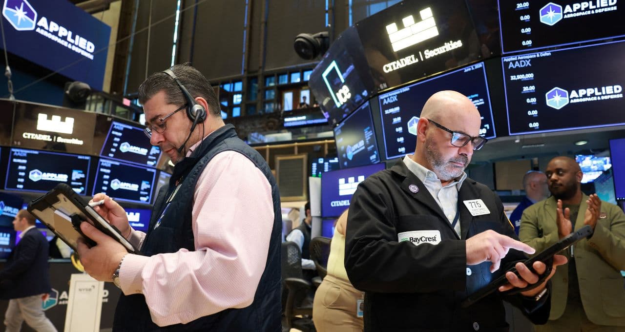 Dow atinge recorde de fechamento e SP 500 avança; venda de papéis de chips pesa sobre Nasdaq