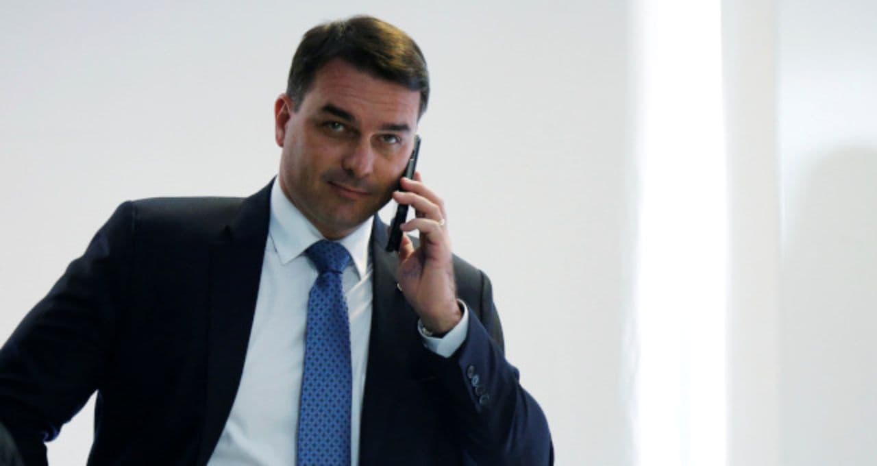 Flávio Bolsonaro pede que STF declare Moraes suspeito para julgar caso Master