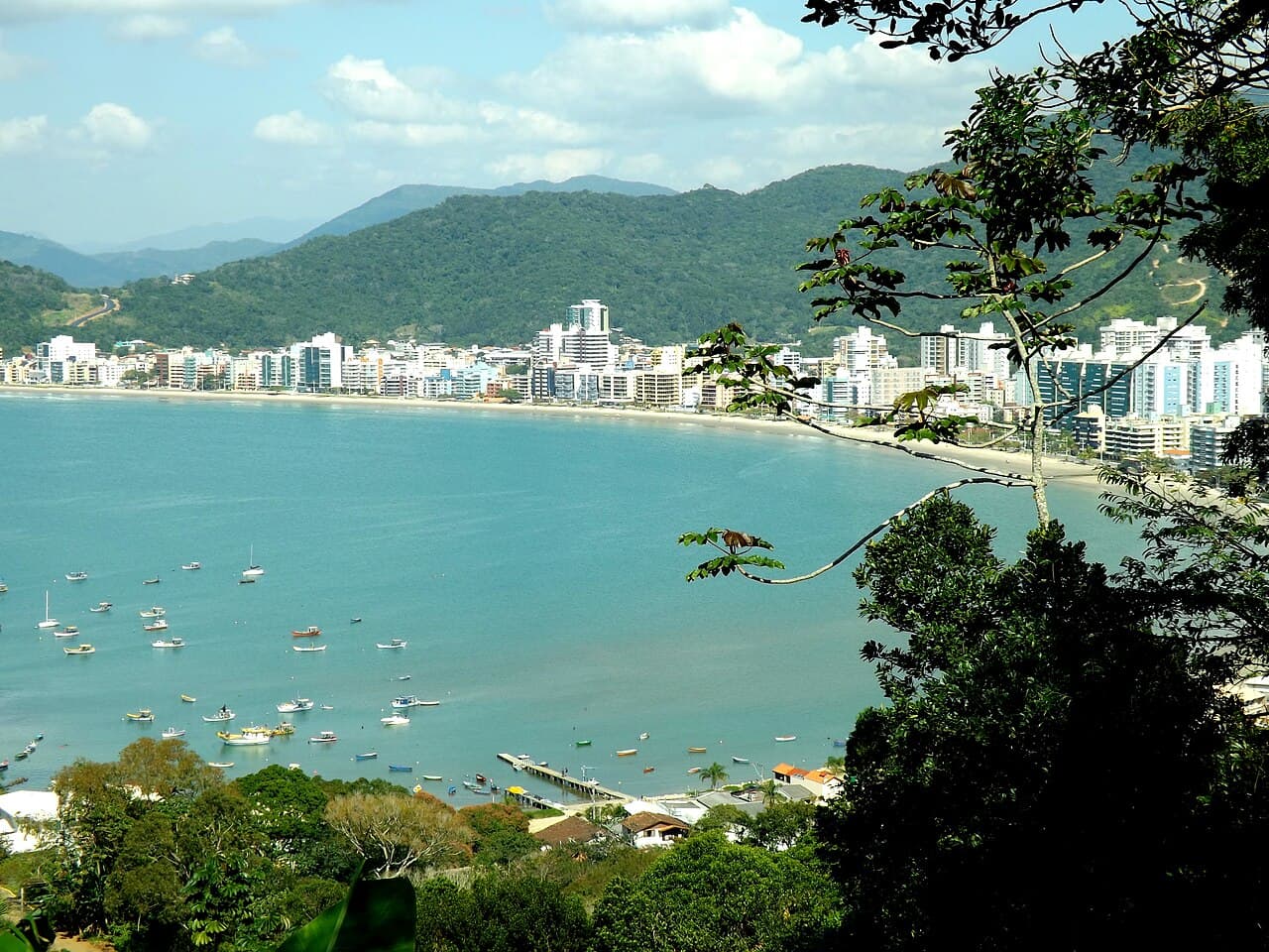 Cidade com 86 mil habitantes supera Balneário Camboriú com metro quadrado mais caro do país