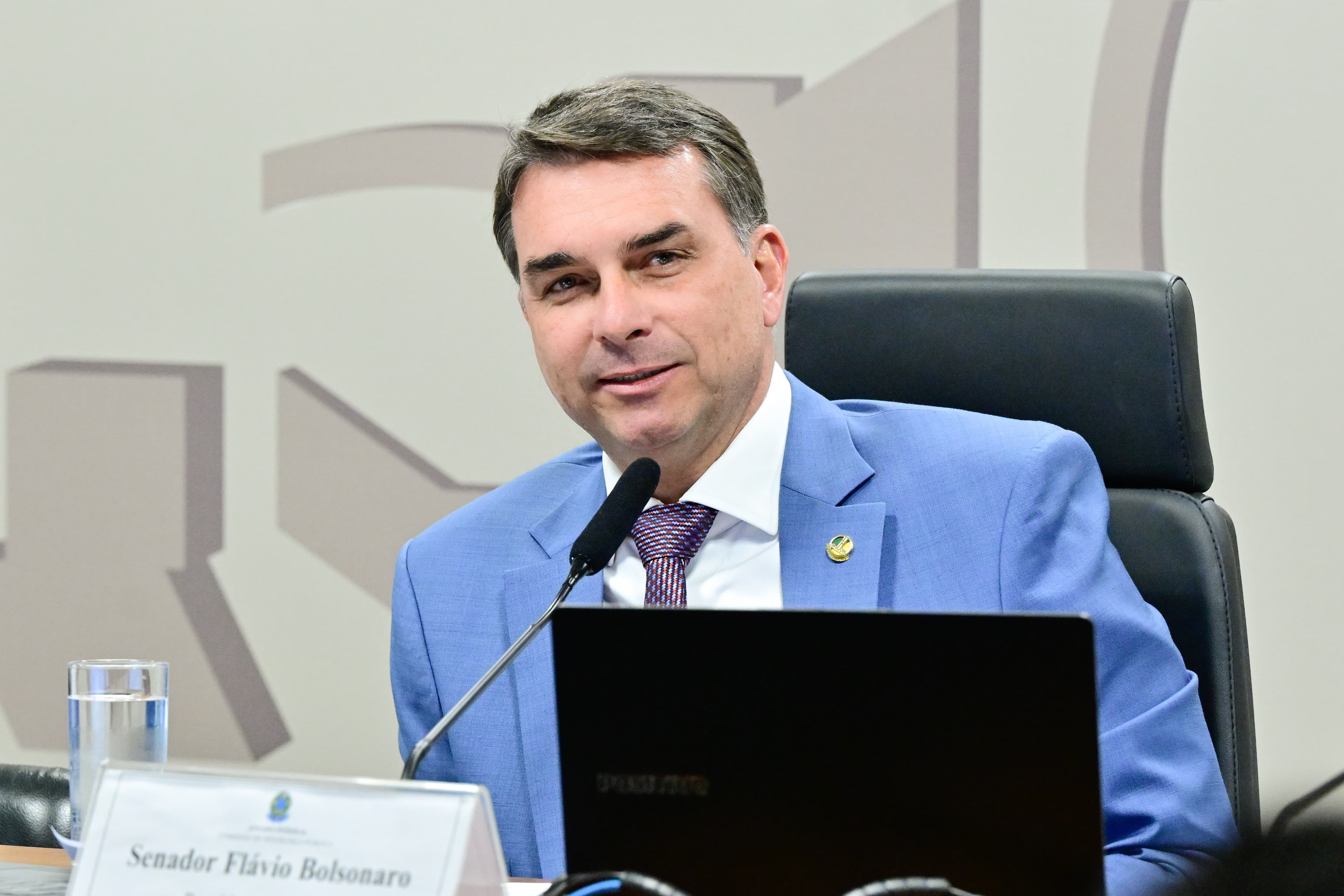 Flávio Bolsonaro: Vamos reduzir a maioridade penal e aprovar castração química para estuprador