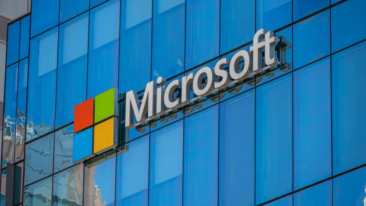 Microsoft é acusada de enganar investidores sobre crescimento do Azure e gastos com IA nos EUA