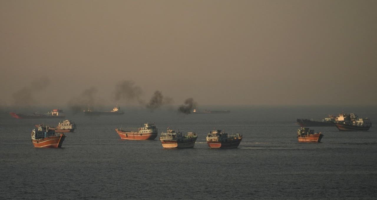 Primeiros navios-tanque atravessam estreito após acordo com Irã; ataques israelenses geram dúvidas no Líbano