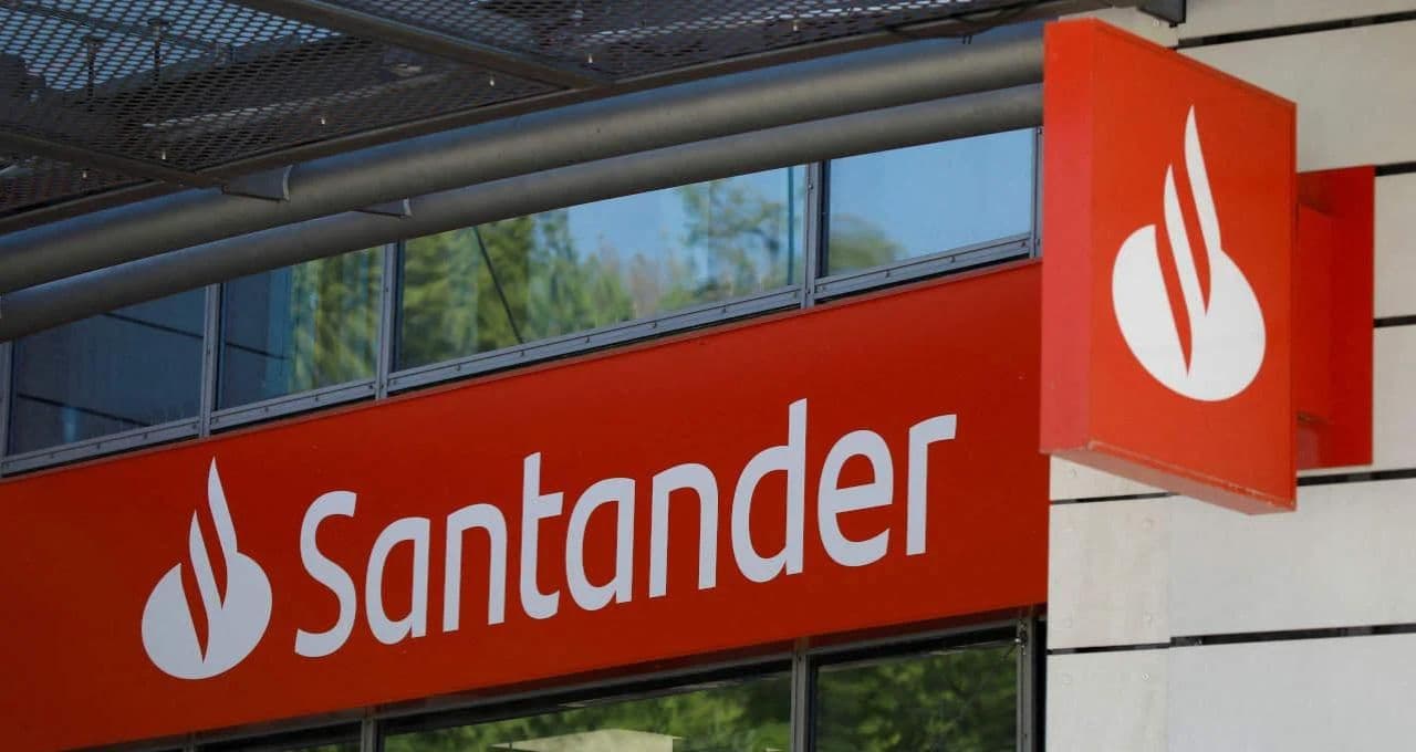 Santander (SANB11) negocia aposentadoria voluntária para funcionários na Espanha em meio à adoção da IA