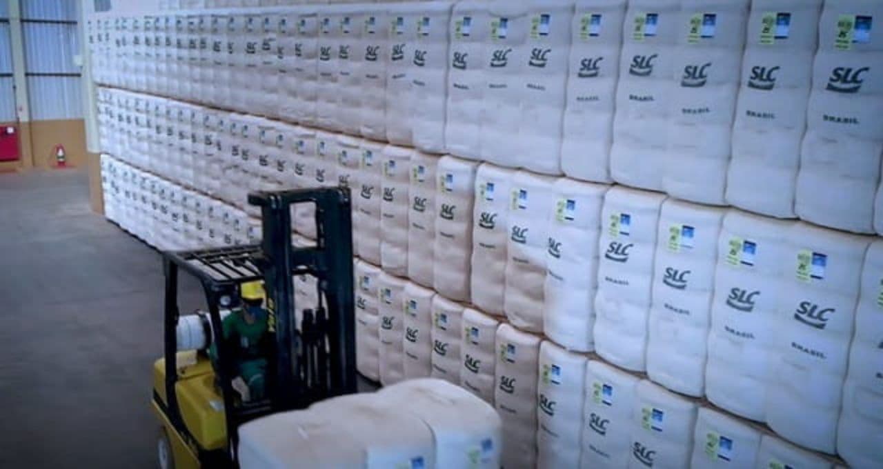 SLC Agrícola (SLCE3) amplia perdas após compra de terras das Radar; Itaú BBA vê operação abaixo do desconto das ações