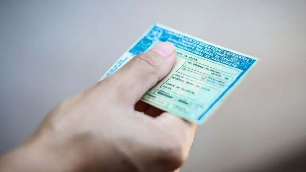 Mudança nas regras da renovação automática e gratuita da CNH afeta motoristas a partir dos 50 anos