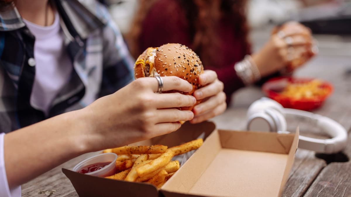Serasa se junta a rede de fast-food para distribuir lanches de graça na madrugada