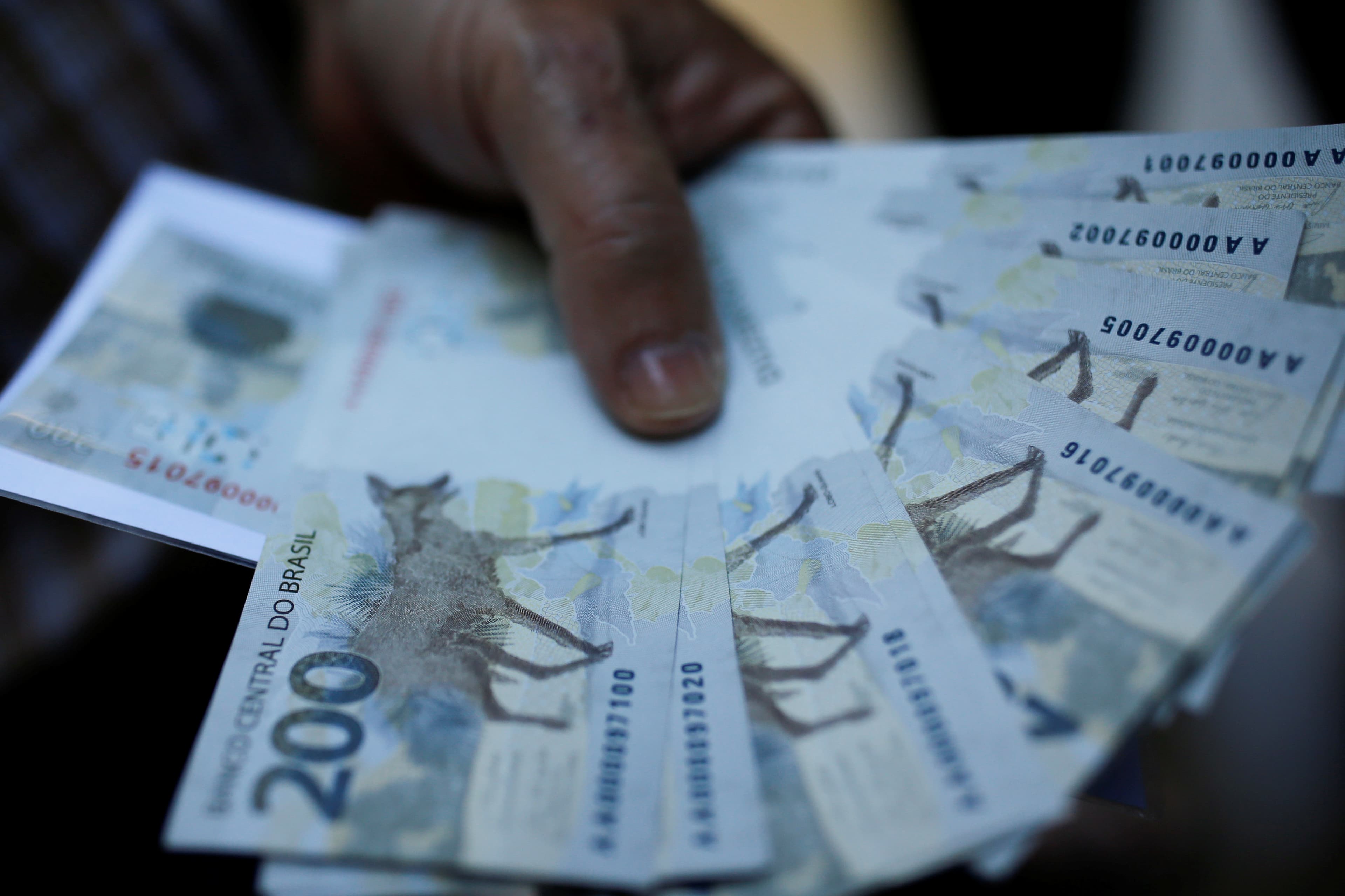 Taxas dos DIs caem após abertura de vagas de trabalho abaixo do esperado no Brasil