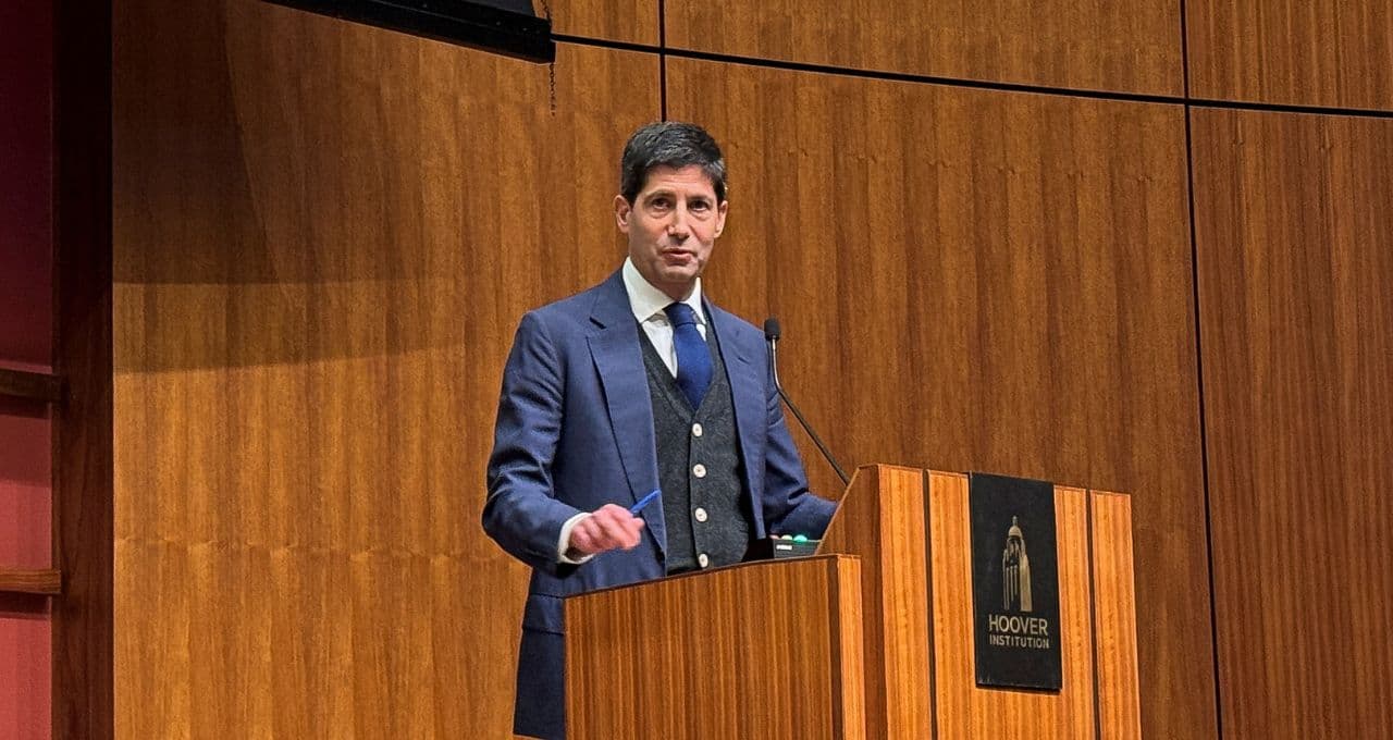 Warsh vê alívio na inflação, mas reforça compromisso com meta de 2% e evita antecipar próximos passos do Fed