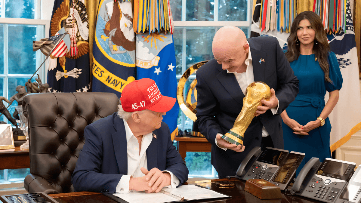 Além de tarifar o Brasil, Donald Trump questiona cartão vermelho na Copa do Mundo — e Fifa obedece
