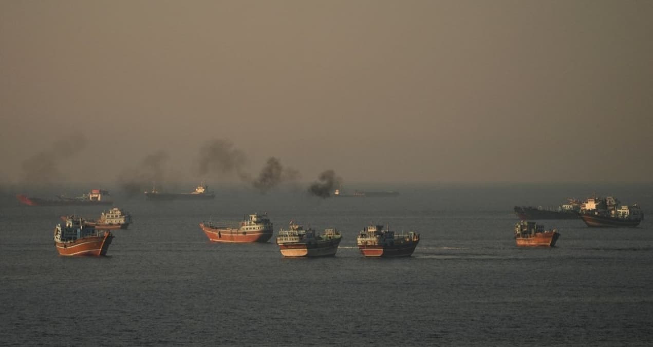 Tráfego marítimo pelo Estreito de Ormuz cai enquanto EUA e Irã intensificam ataques