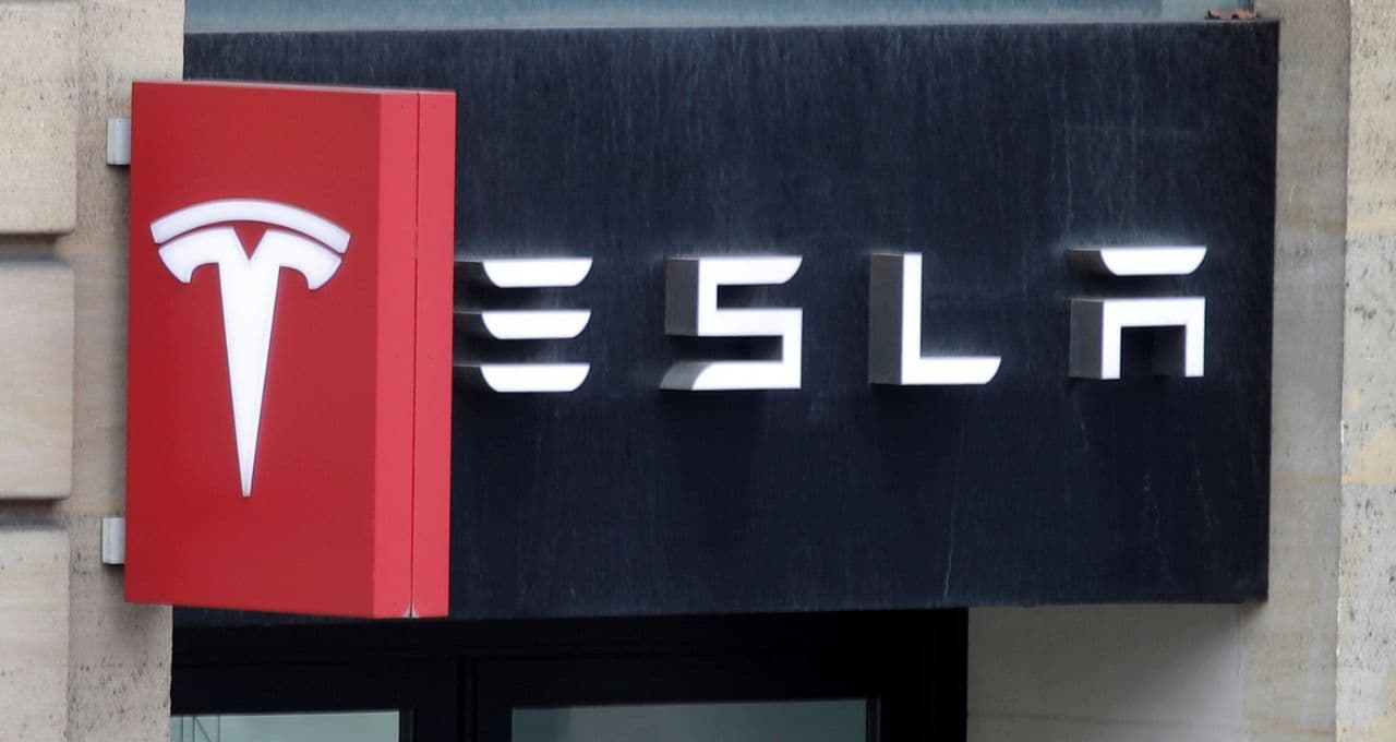 Tesla (TSLA) tem queima de caixa no trimestre por investimentos em IA e robotáxis
