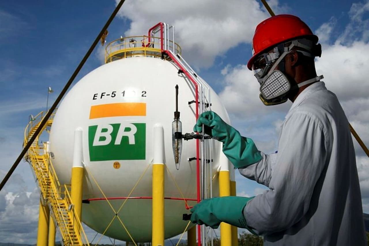 Petrobras (PETR4) tem espaço para reajustar combustíveis ou ampliar subvenções, avalia BTG