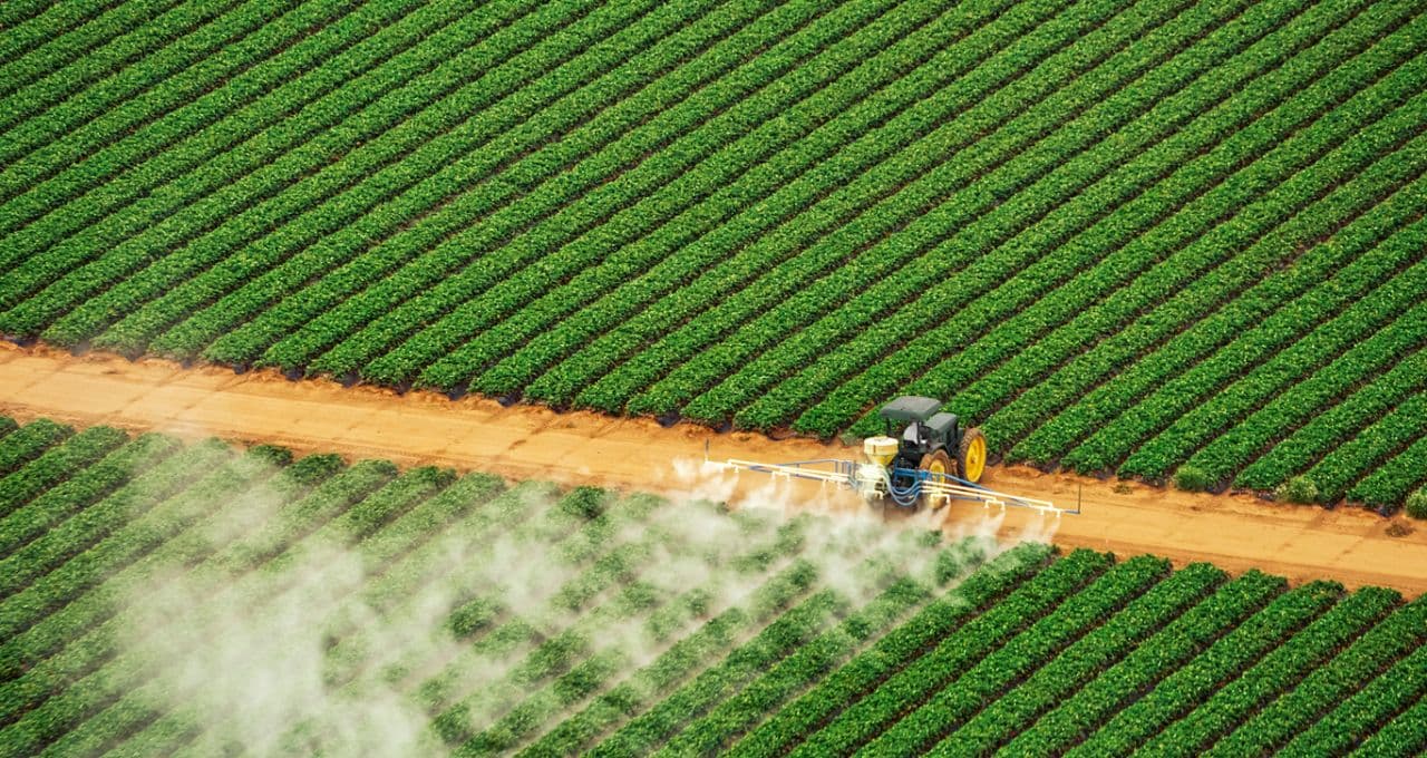 Ormuz pressiona fertilizantes: enxofre sobe 322% em um ano, fosfatados perdem demanda e ureia volta a avançar