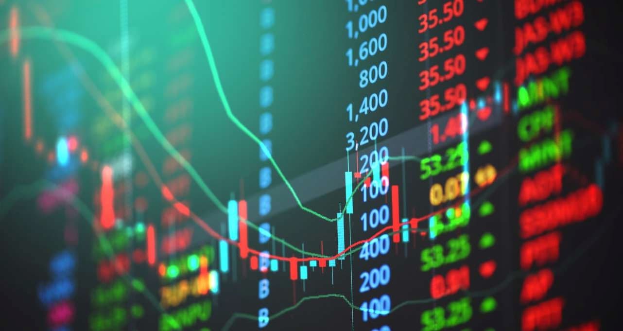 Veja 10 ações para investir e bater o Ibovespa em agosto, segundo a Ágora