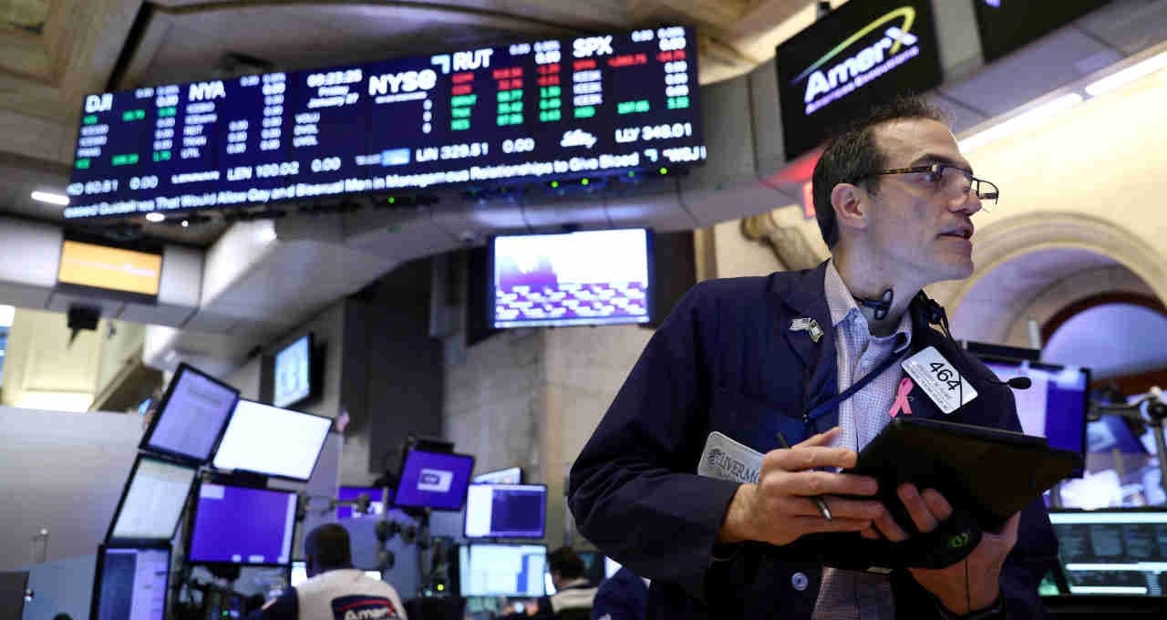Wall Street salta com tombo do petróleo e disparada do setor de tecnologia