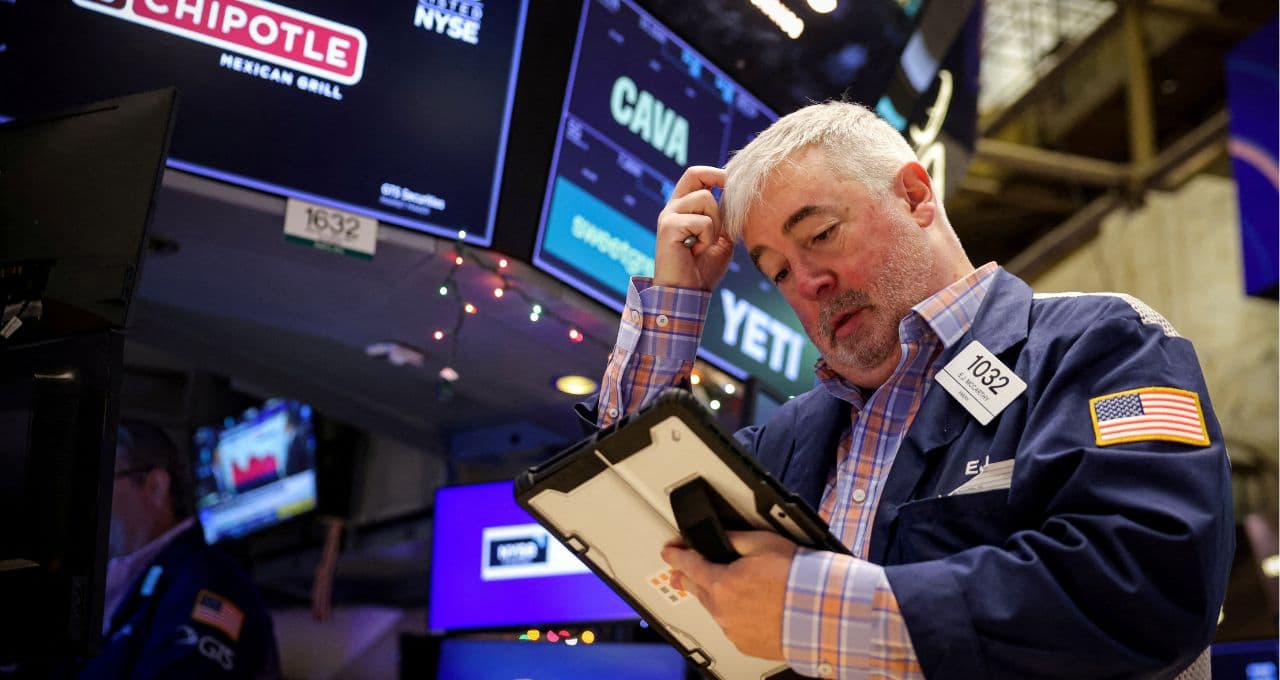 Wall Street recua de olho no plano de fechar Ormuz para os EUA e payroll
