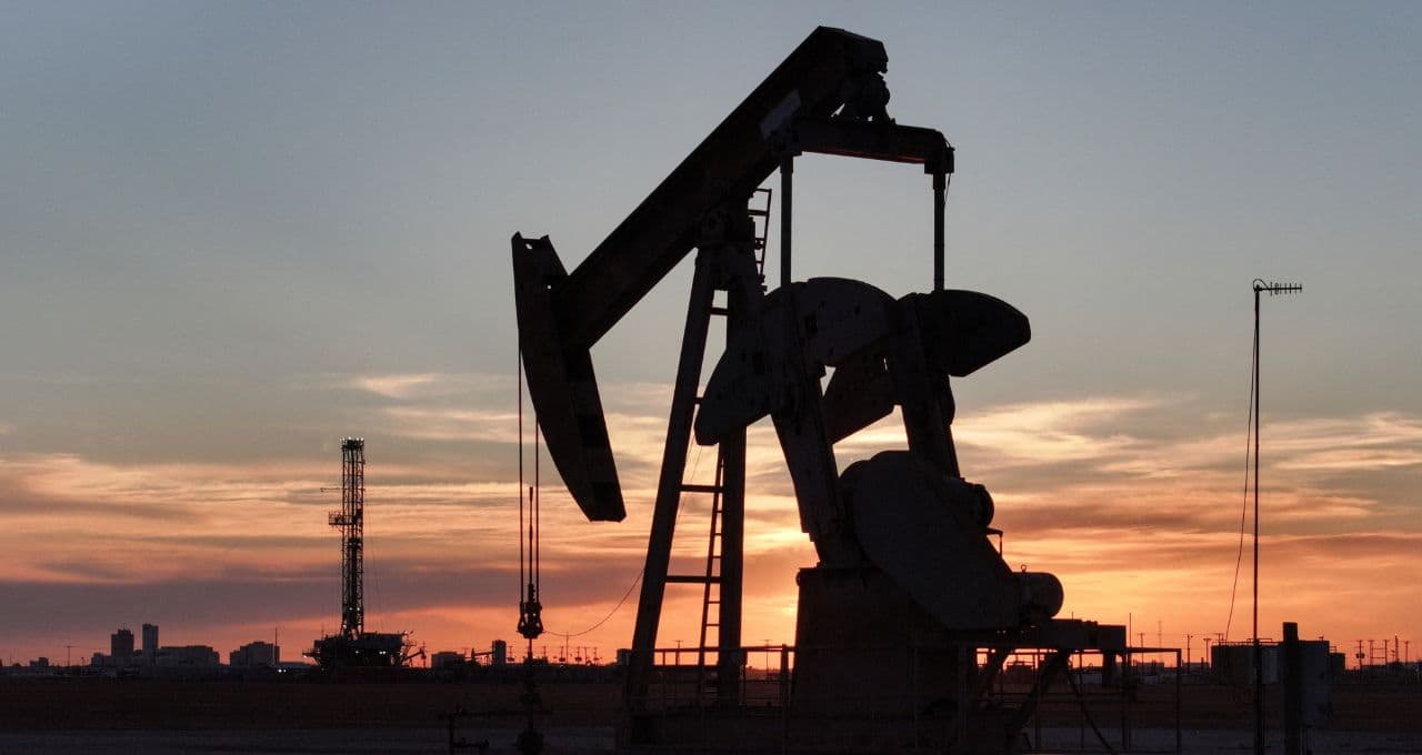 Petróleo salta 5% e volta a superar US$ 80 com impasse sobre Ormuz