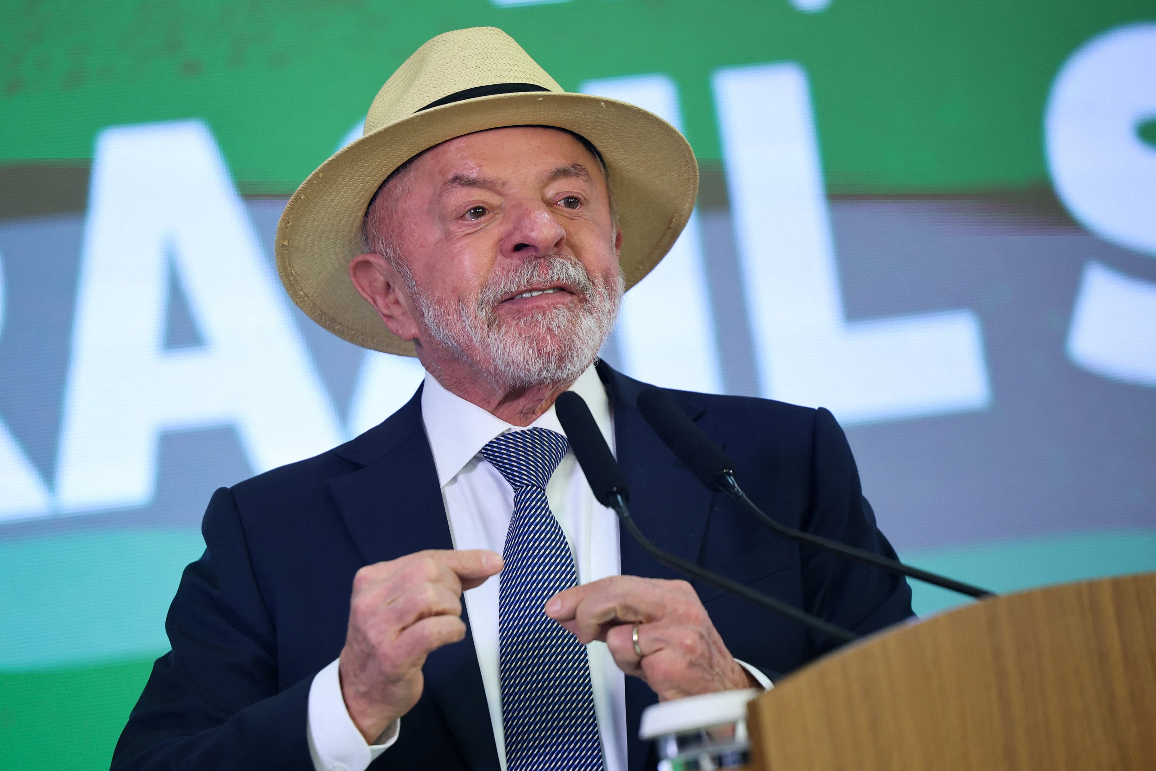 Lula usa chapéu pela primeira vez em foto de urna; TSE flexibilizou regra em 2022