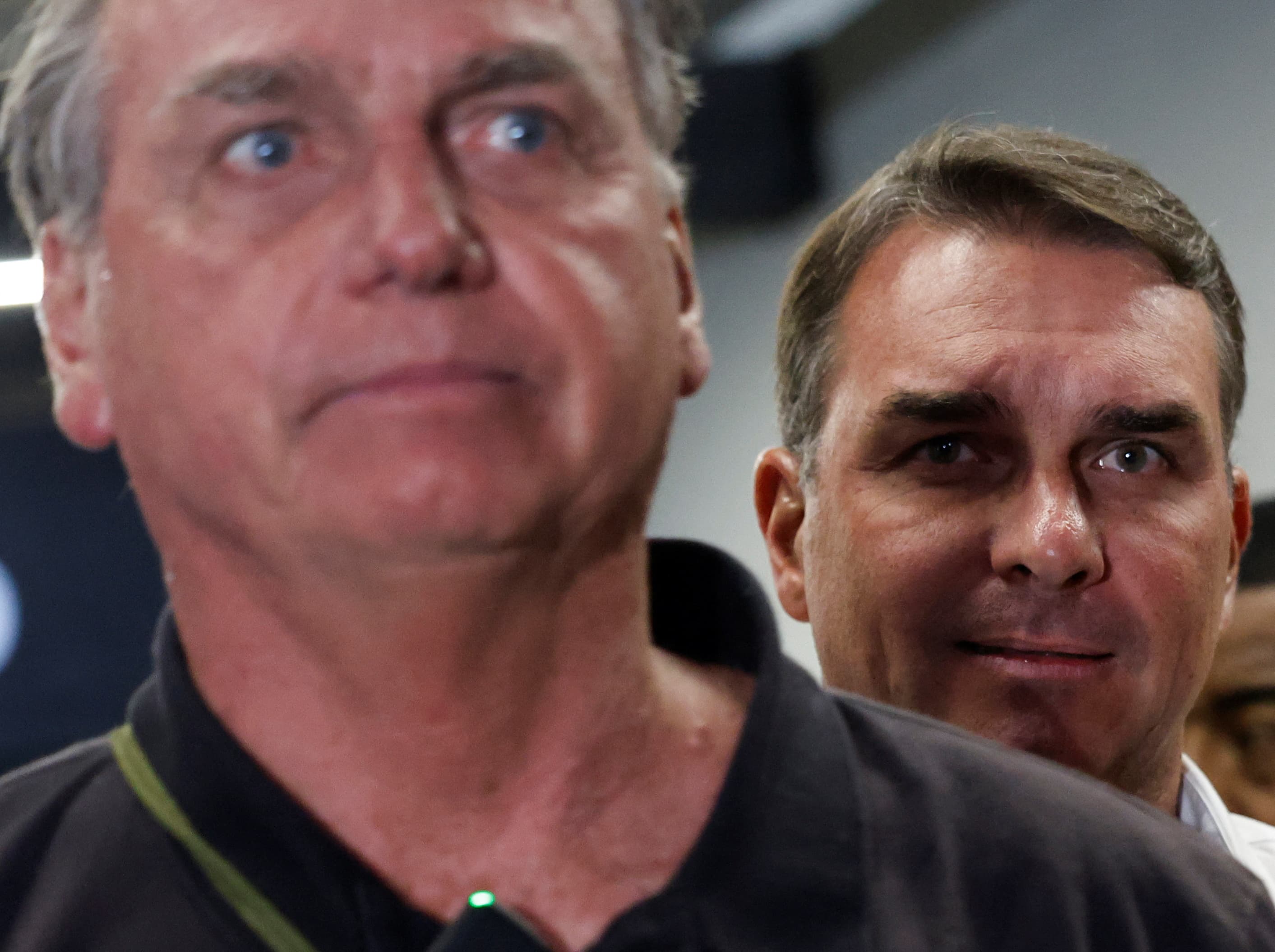 PGR pede que STF mantenha proibição de visitas de Flávio a Jair Bolsonaro