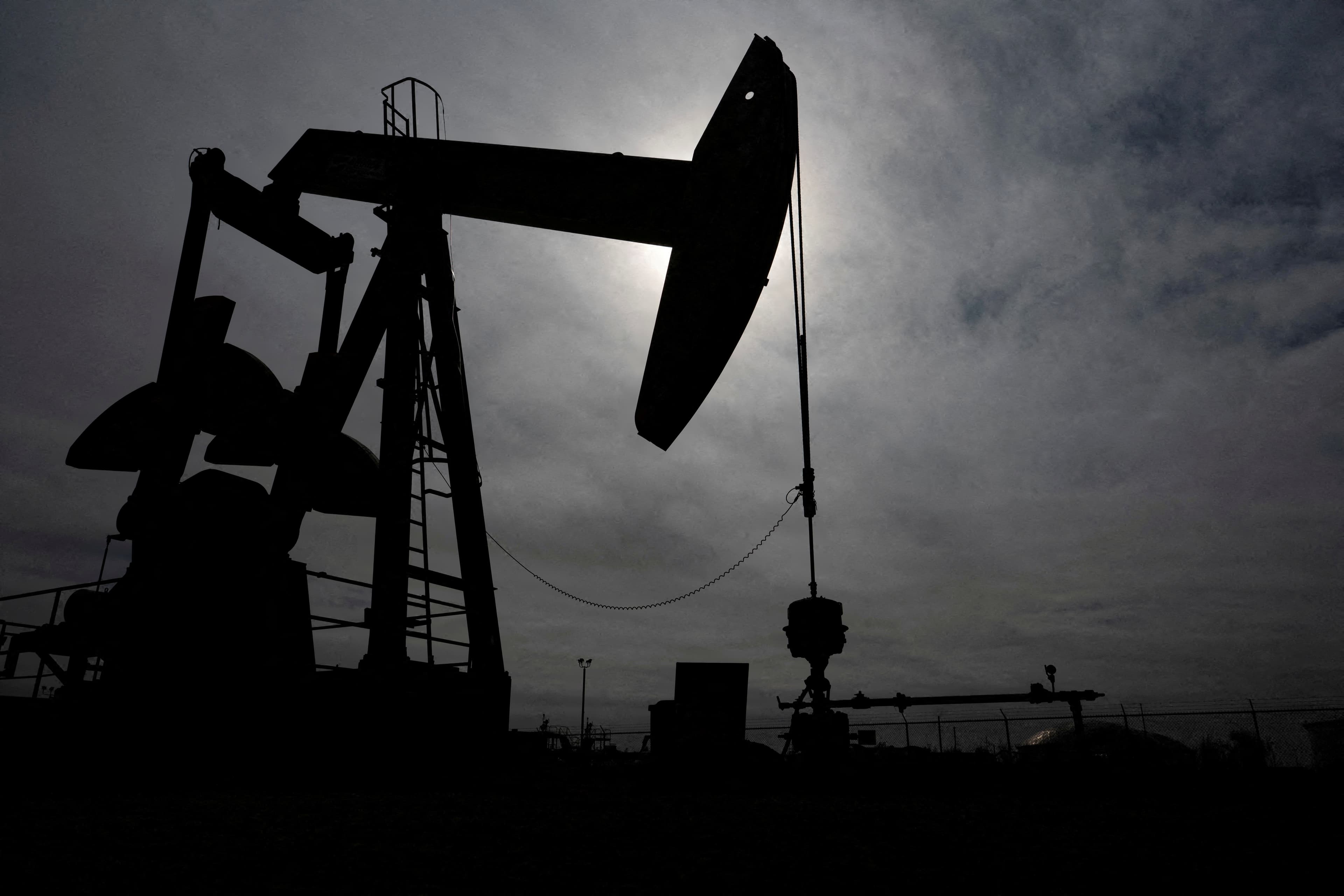 Petróleo sobe após EUA ameaçarem bloqueio indefinido ao Irã