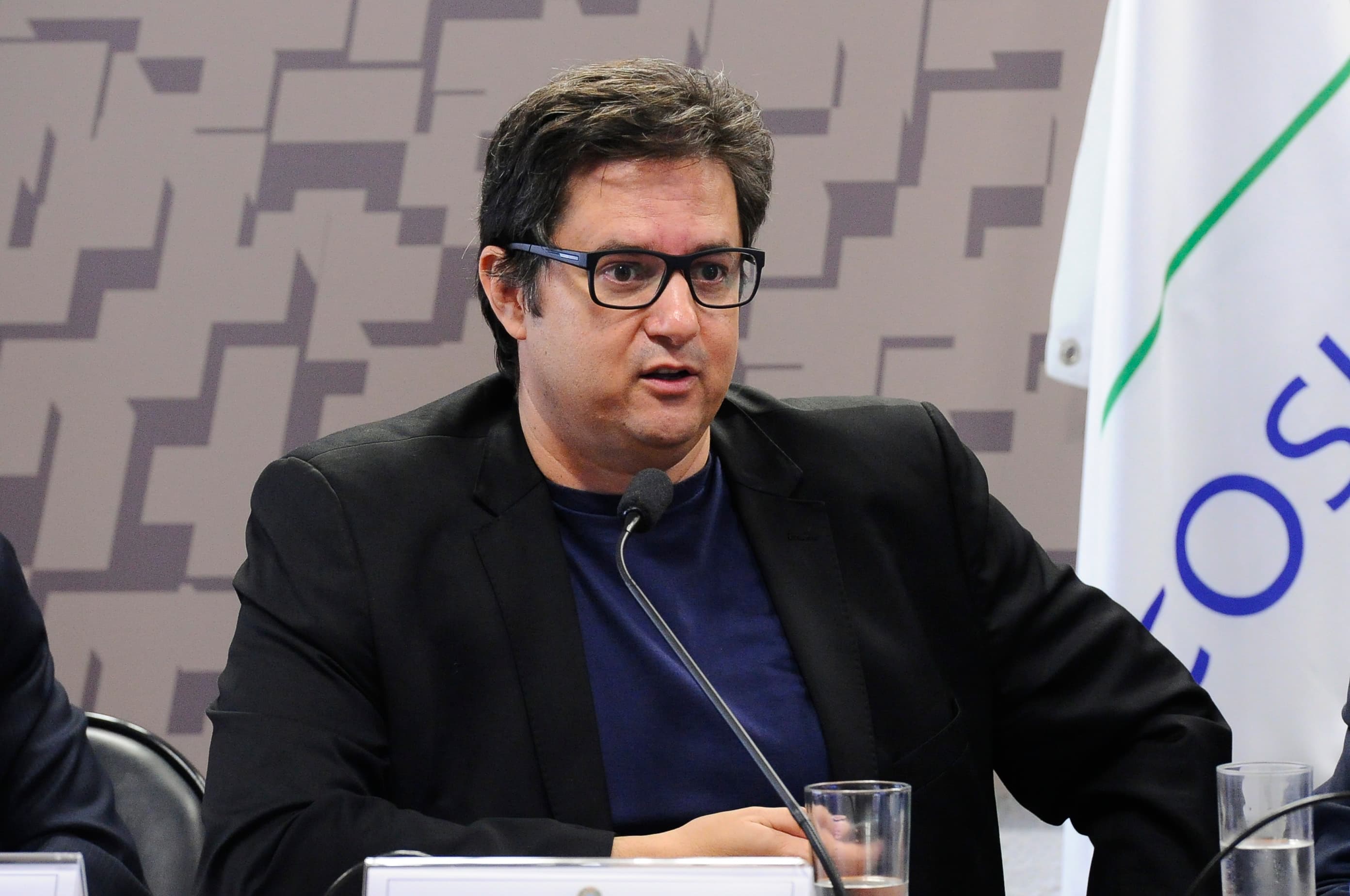 ‘Pai do RenovaBio’ rebate fala de Flávio Bolsonaro sobre etanol: ‘Defender uso de fóssil é contra a renda do brasileiro’